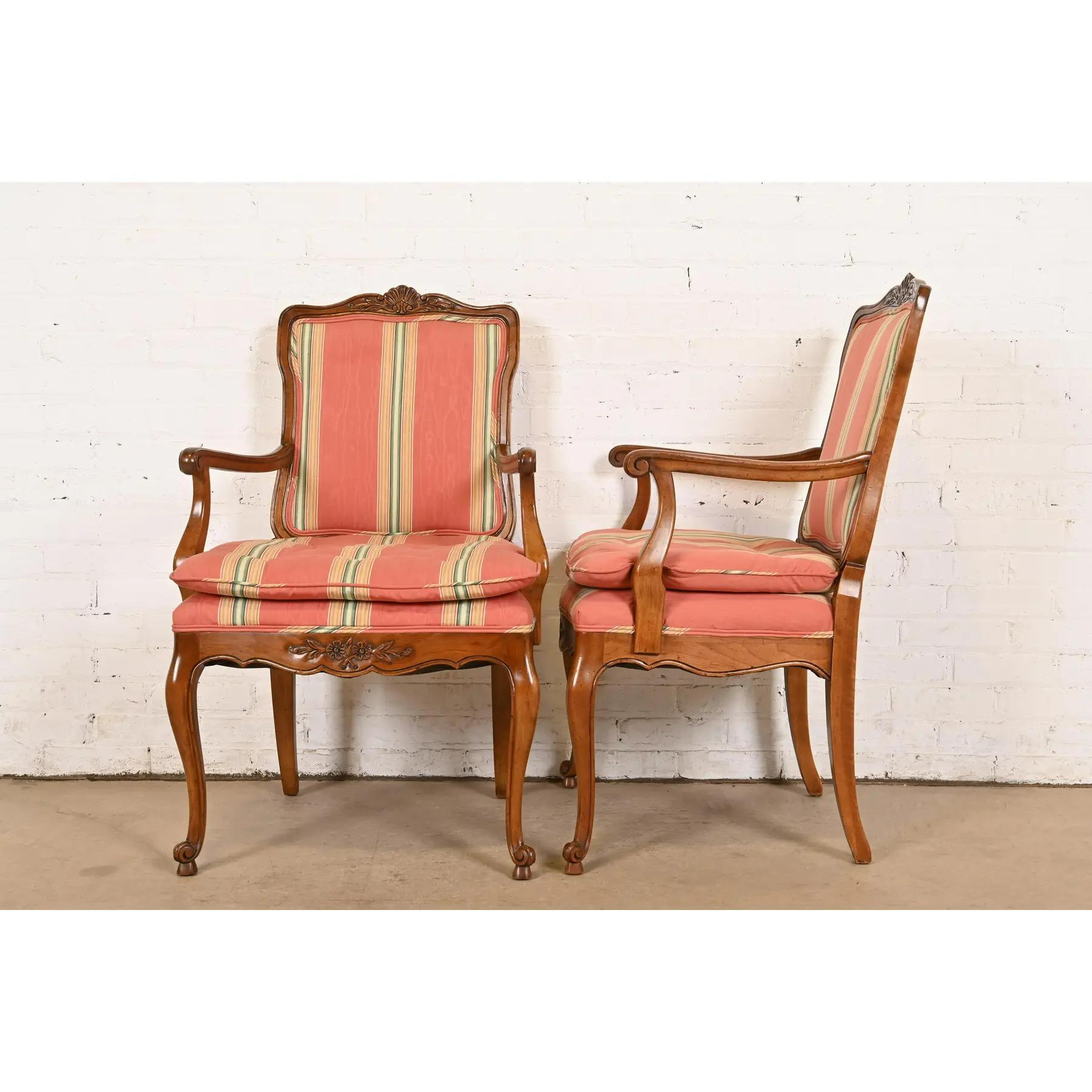 Kindel Furniture Chaises de salle à manger Louis XV en noyer et dossier Cane en vente 5