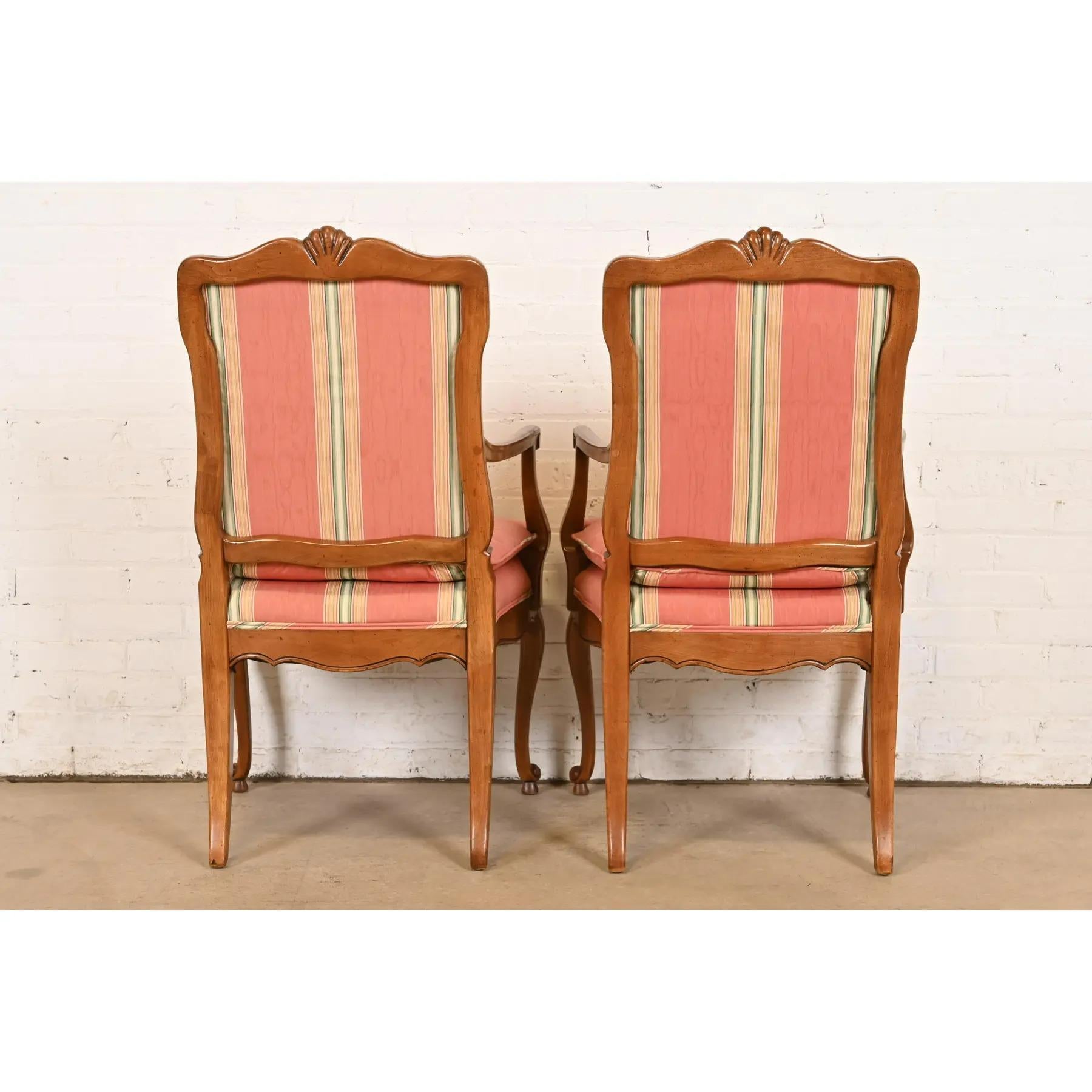 Kindel Furniture Chaises de salle à manger Louis XV en noyer et dossier Cane en vente 6