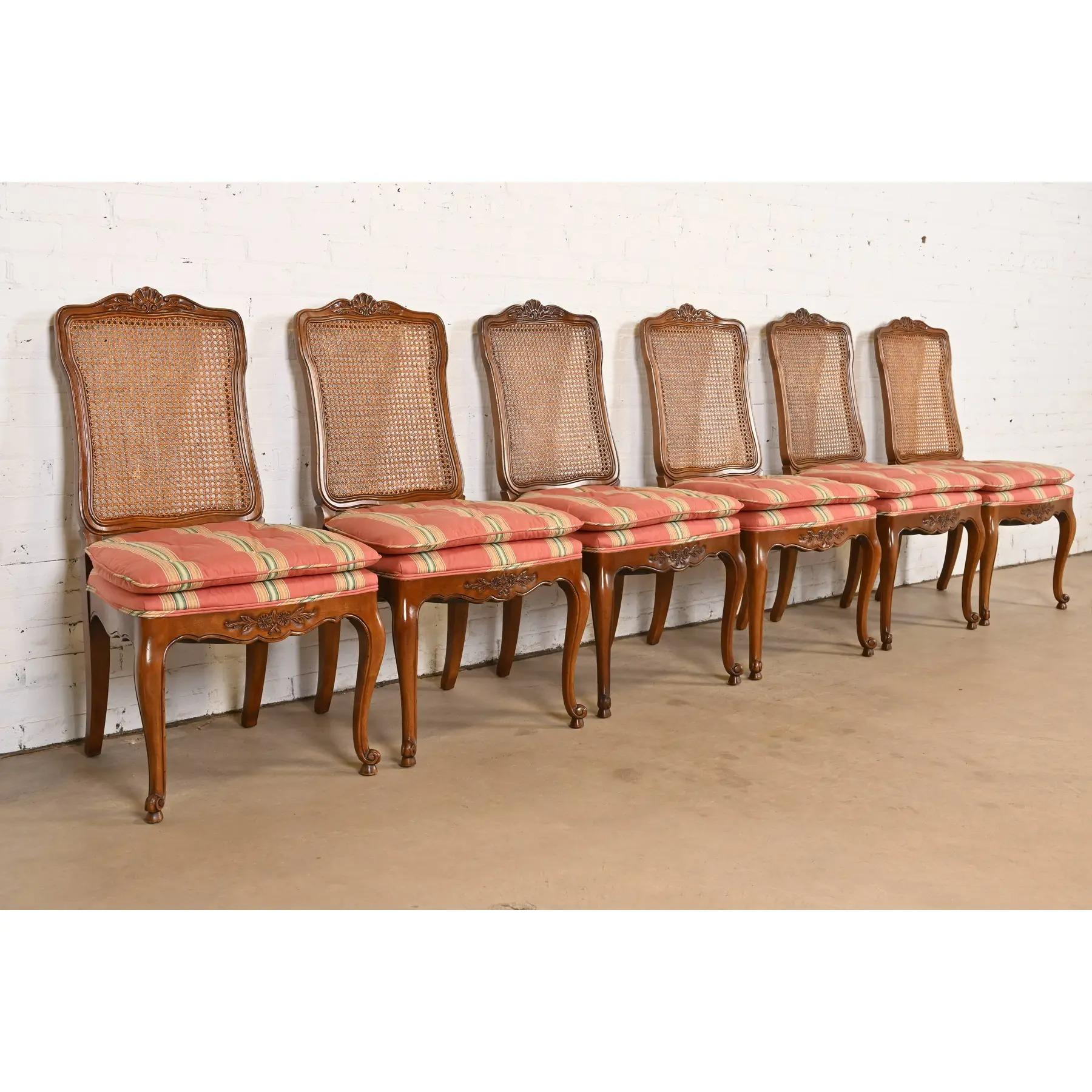 Un magnifique ensemble de six chaises de salle à manger provinciales françaises de style Louis XV

Par Kindel Furniture

USA, Circa 1980

Piétements en noyer massif sculpté, dossiers cannelés et sièges rembourrés.

Dimensions : 20,5 