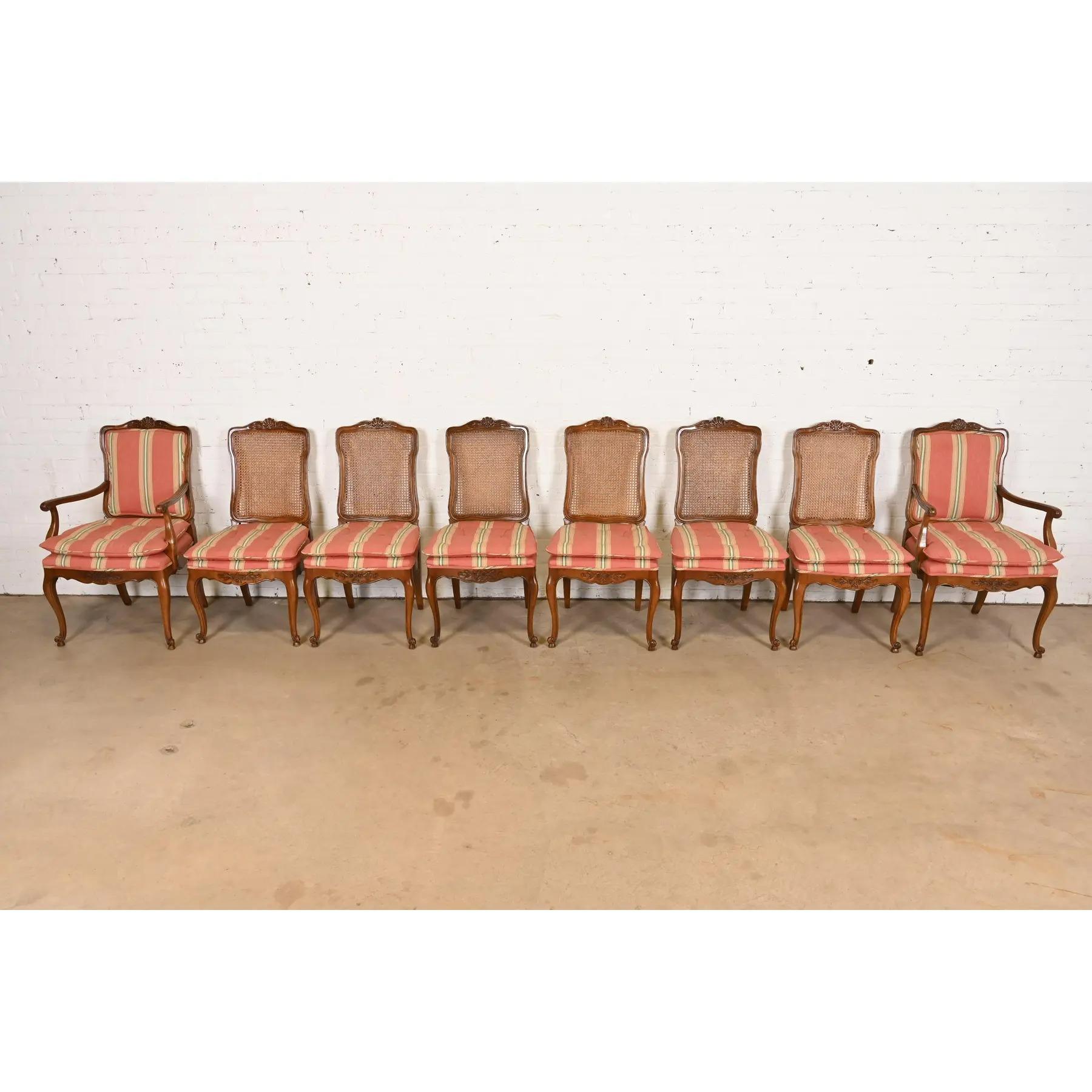 Américain Kindel Furniture Chaises de salle à manger Louis XV en noyer et dossier Cane en vente