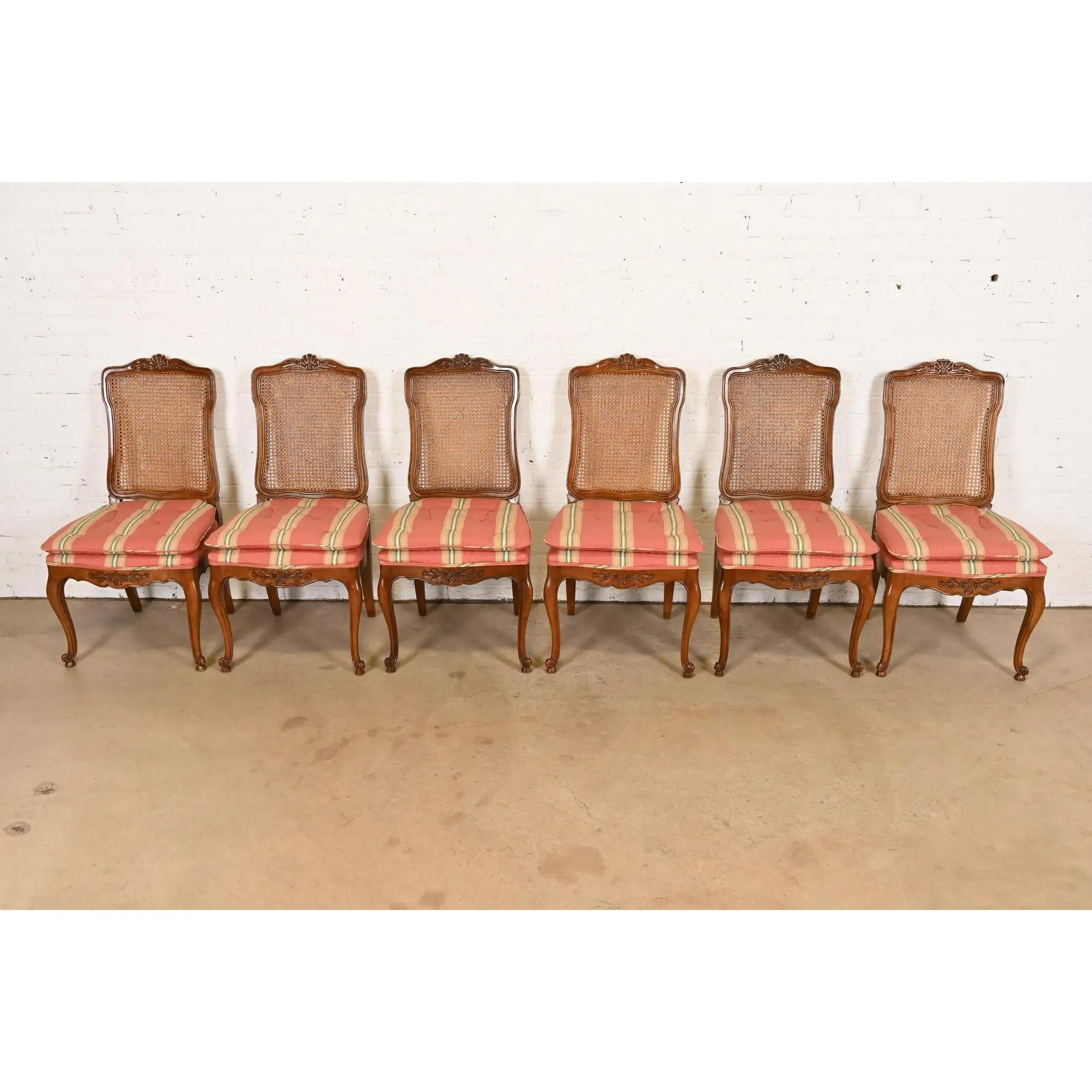 Américain Kindel Furniture Chaises de salle à manger Louis XV en noyer et dossier Cane en vente