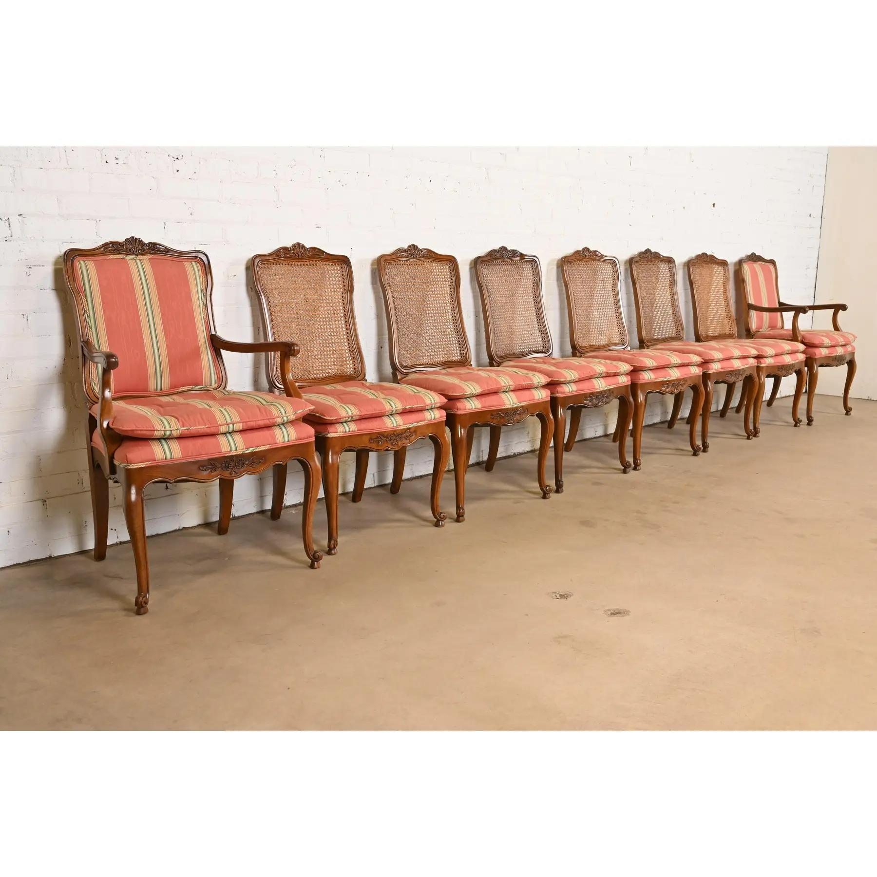 Kindel Furniture Chaises de salle à manger Louis XV en noyer et dossier Cane Bon état - En vente à South Bend, IN