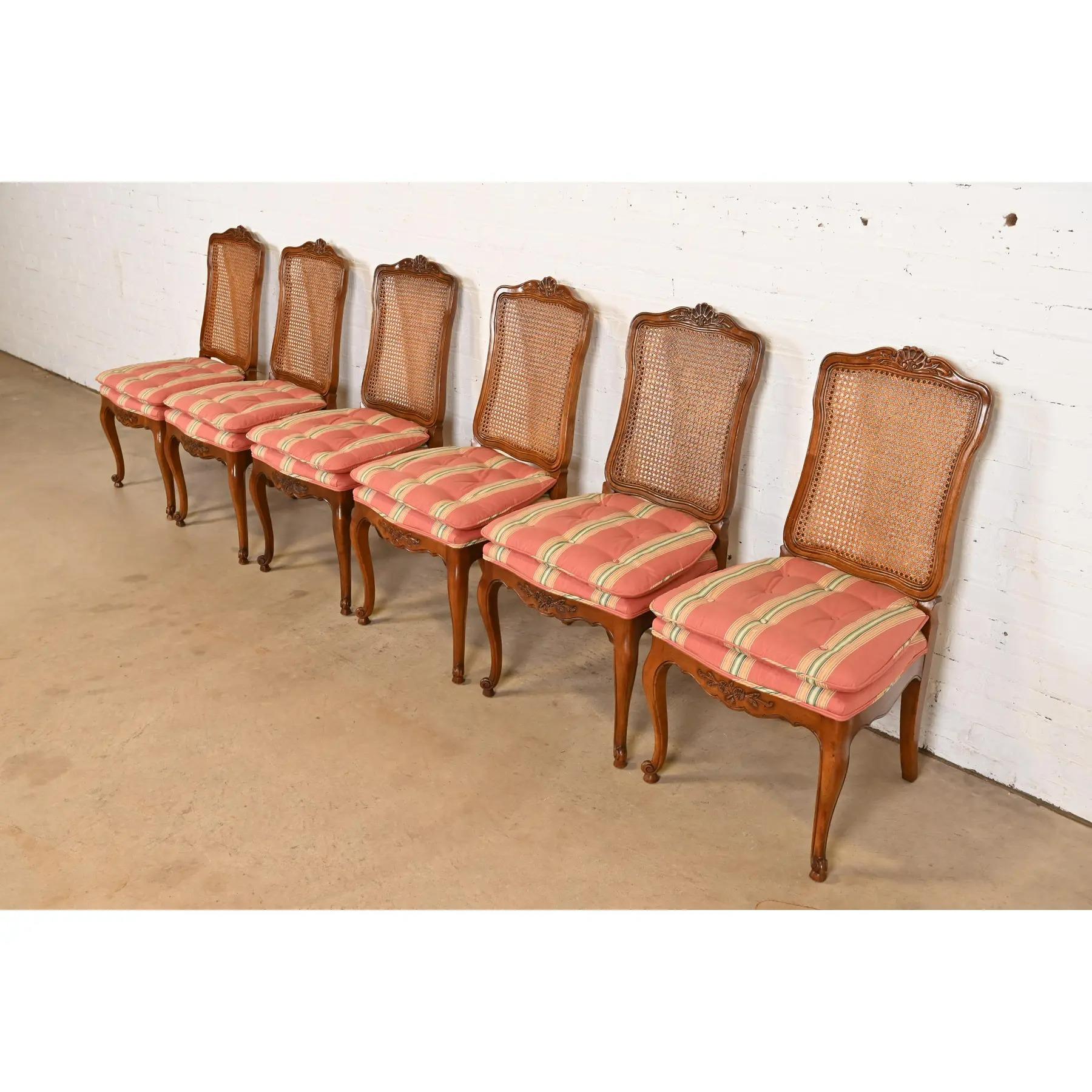 Kindel Furniture Chaises de salle à manger Louis XV en noyer et dossier Cane Bon état - En vente à South Bend, IN