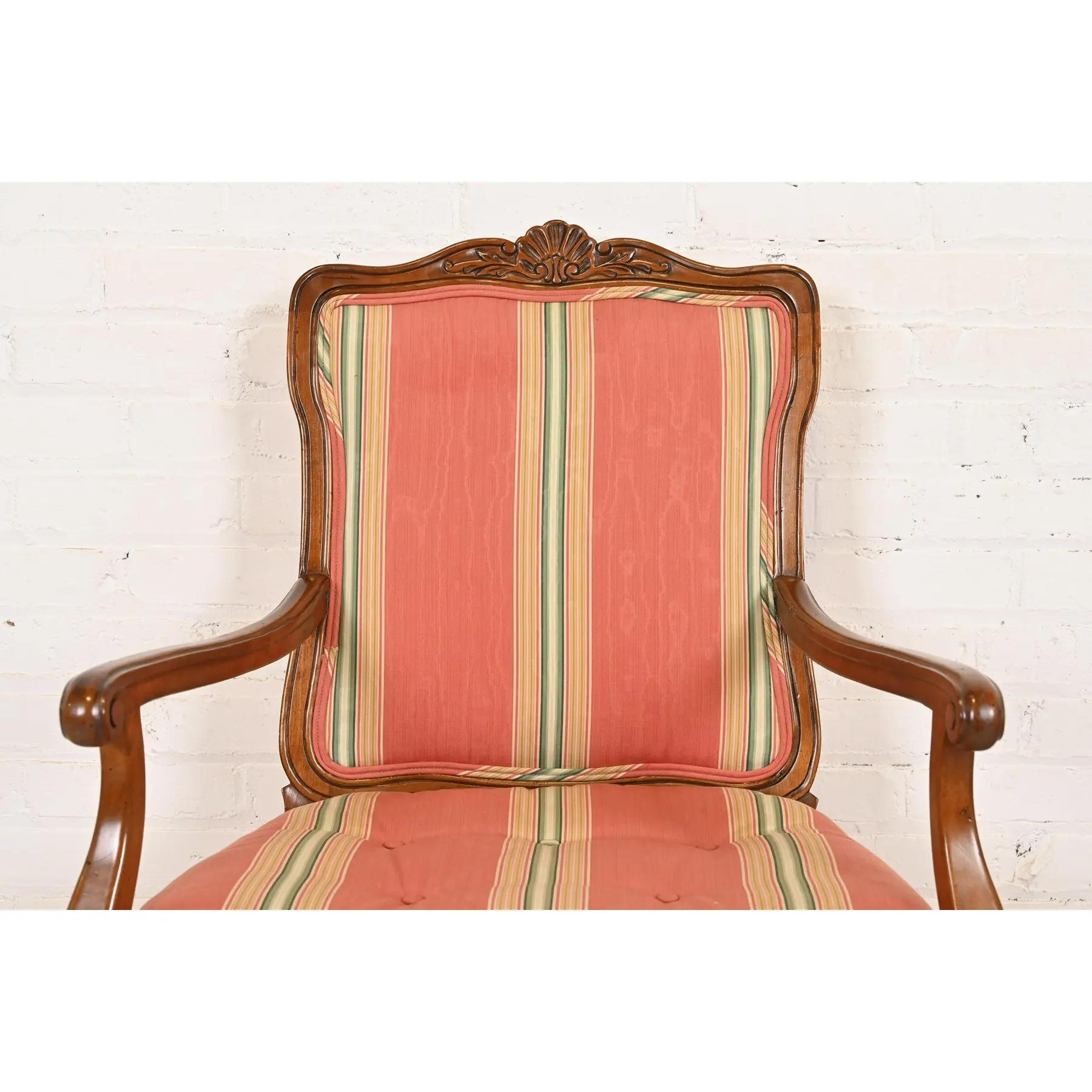 Kindel Furniture Chaises de salle à manger Louis XV en noyer et dossier Cane en vente 1
