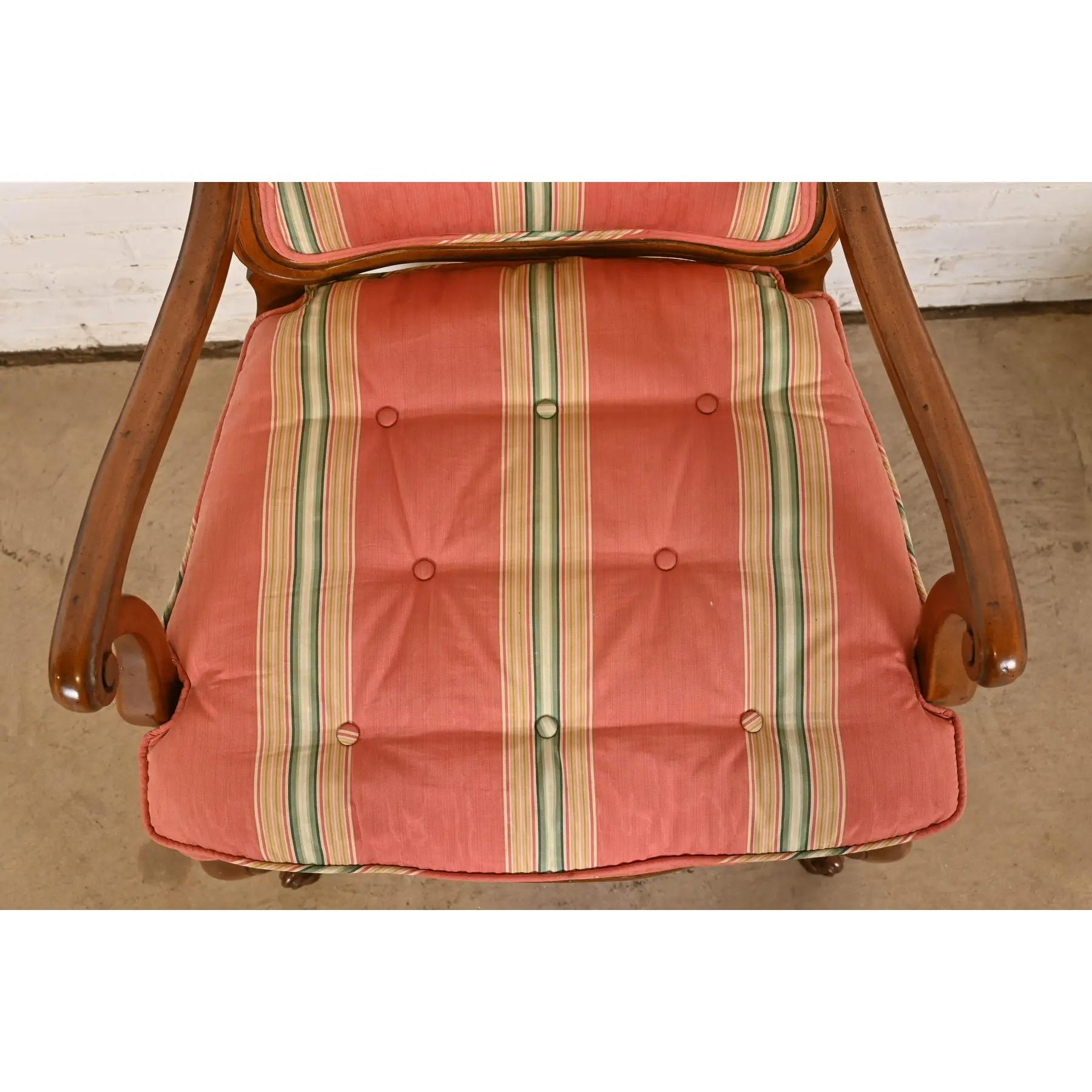 Kindel Furniture Chaises de salle à manger Louis XV en noyer et dossier Cane en vente 2