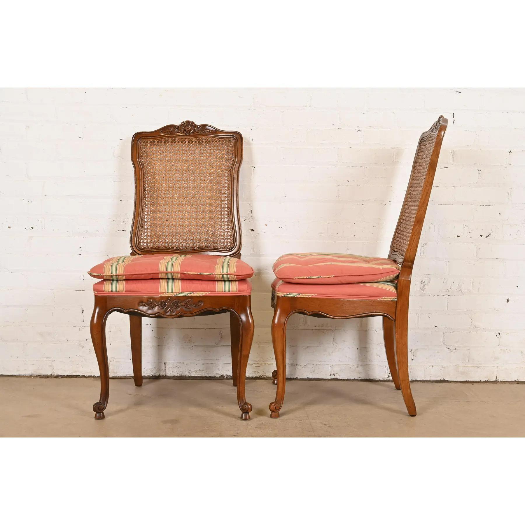 Kindel Furniture Chaises d'appoint Louis XV en noyer et dossier Cane en vente 3