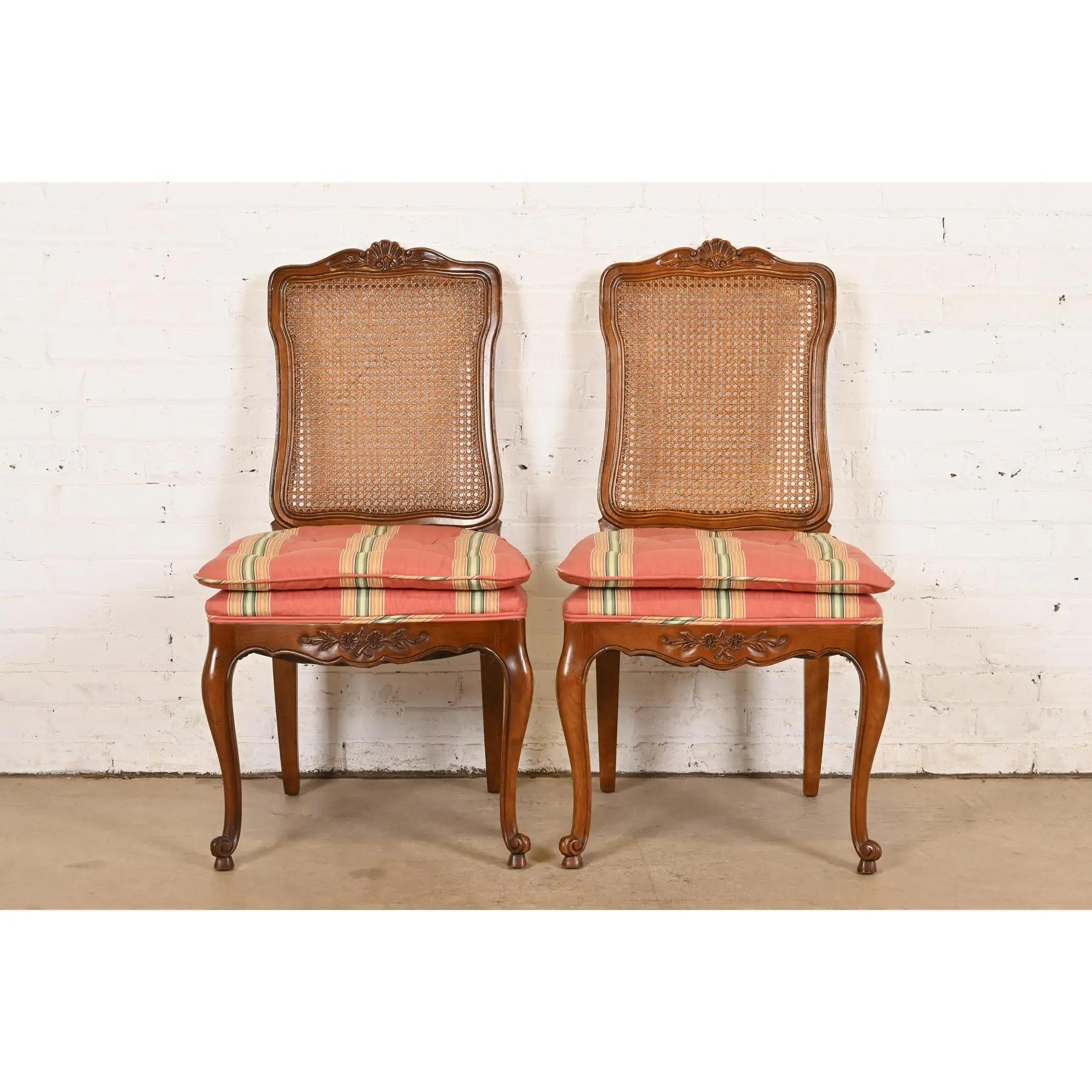 Une magnifique paire de chaises de salle à manger de style Louis XV provincial français

Par Kindel Furniture

USA, Circa 1980

Piétements en noyer massif sculpté, dossiers cannelés et sièges rembourrés.

Mesures :  20,5 