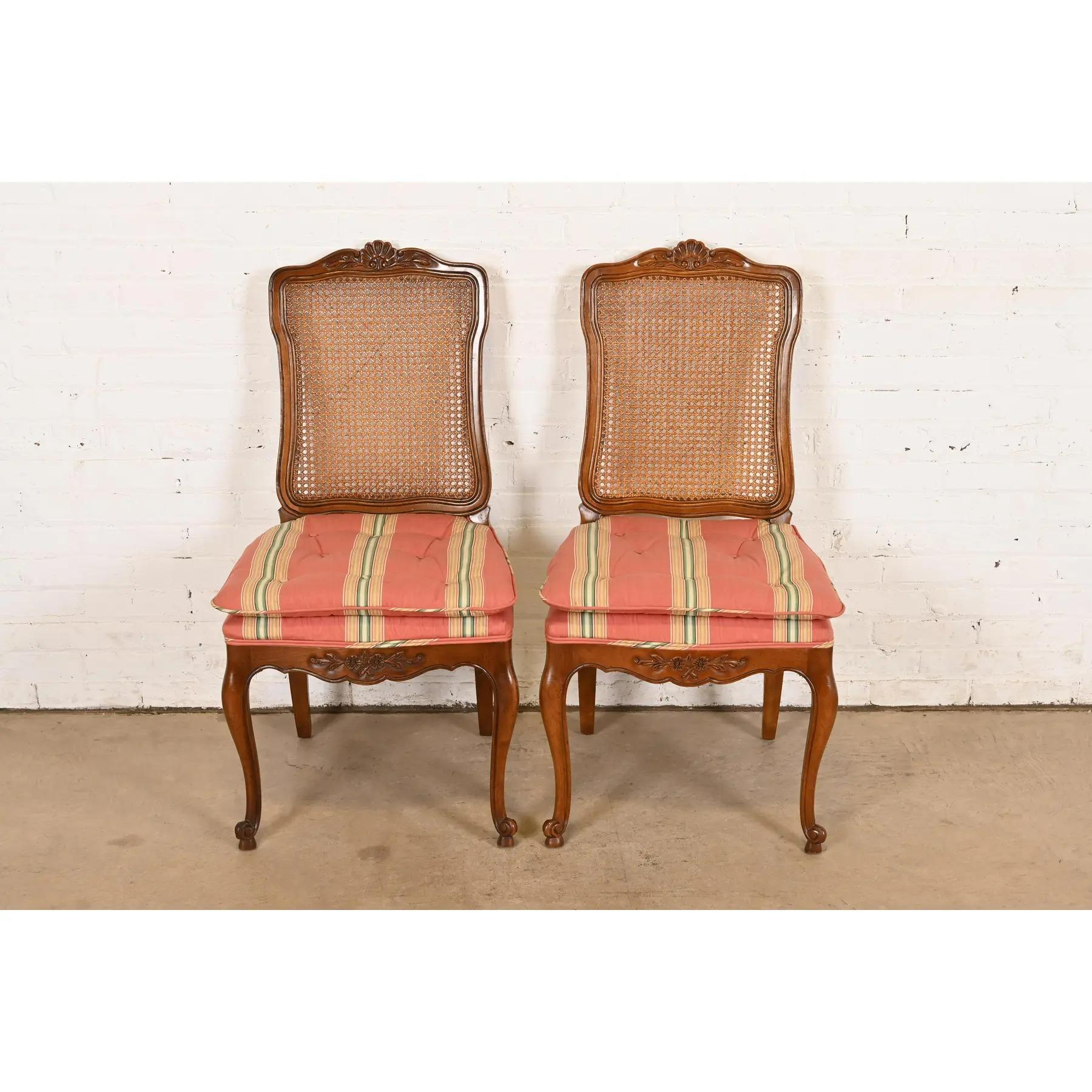 Provincial français Kindel Furniture Chaises d'appoint Louis XV en noyer et dossier Cane en vente