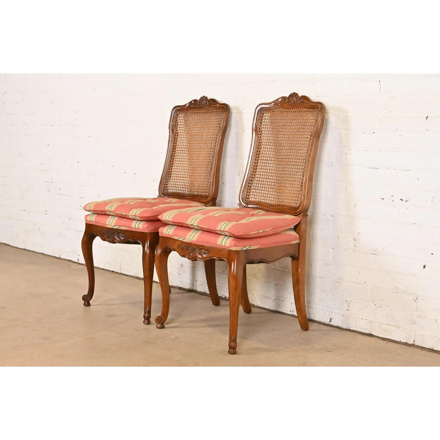 Américain Kindel Furniture Chaises d'appoint Louis XV en noyer et dossier Cane en vente
