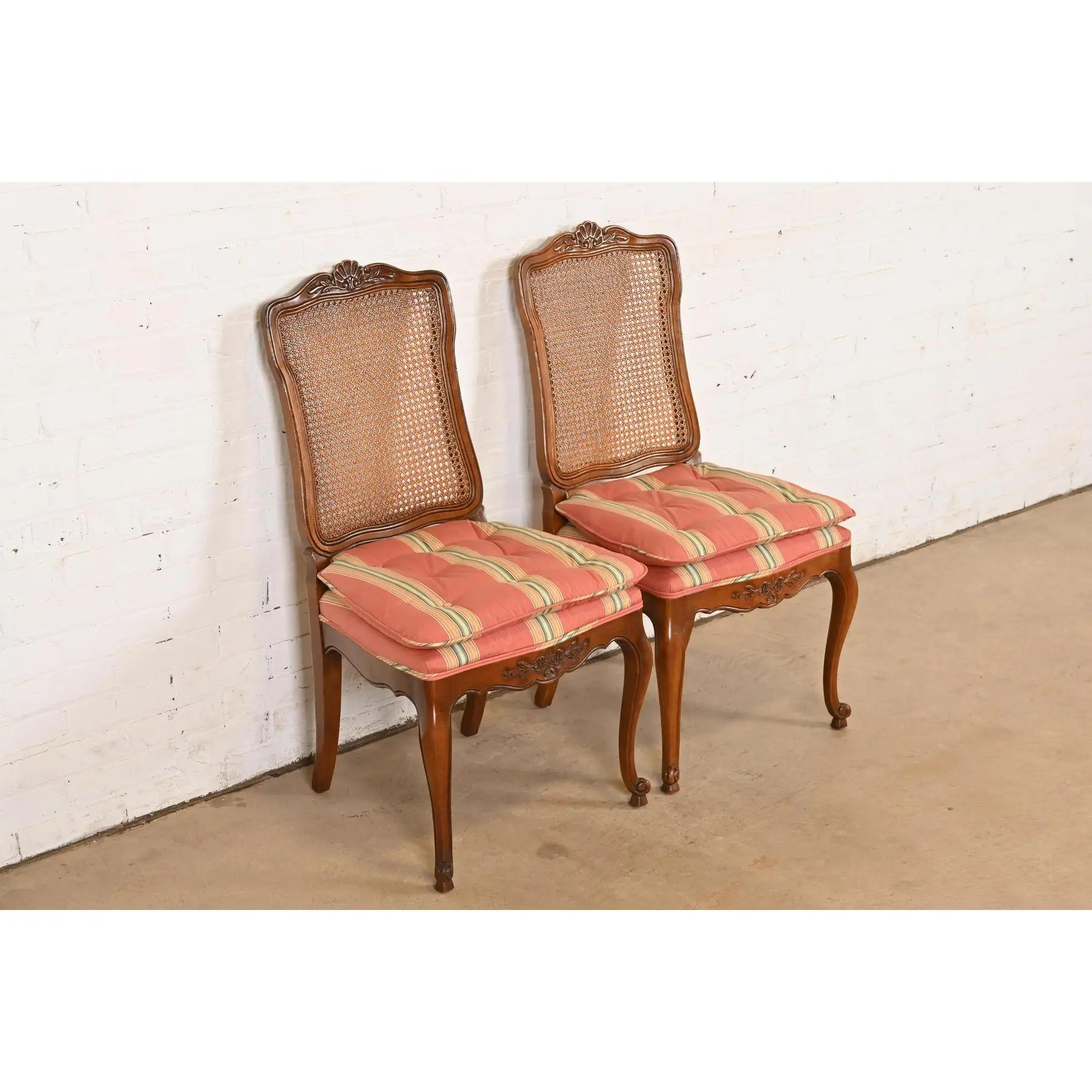 Kindel Furniture Chaises d'appoint Louis XV en noyer et dossier Cane Bon état - En vente à South Bend, IN