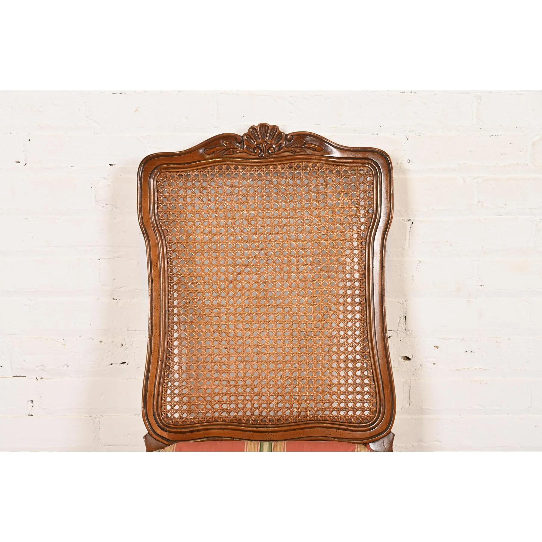 Fin du 20e siècle Kindel Furniture Chaises d'appoint Louis XV en noyer et dossier Cane en vente