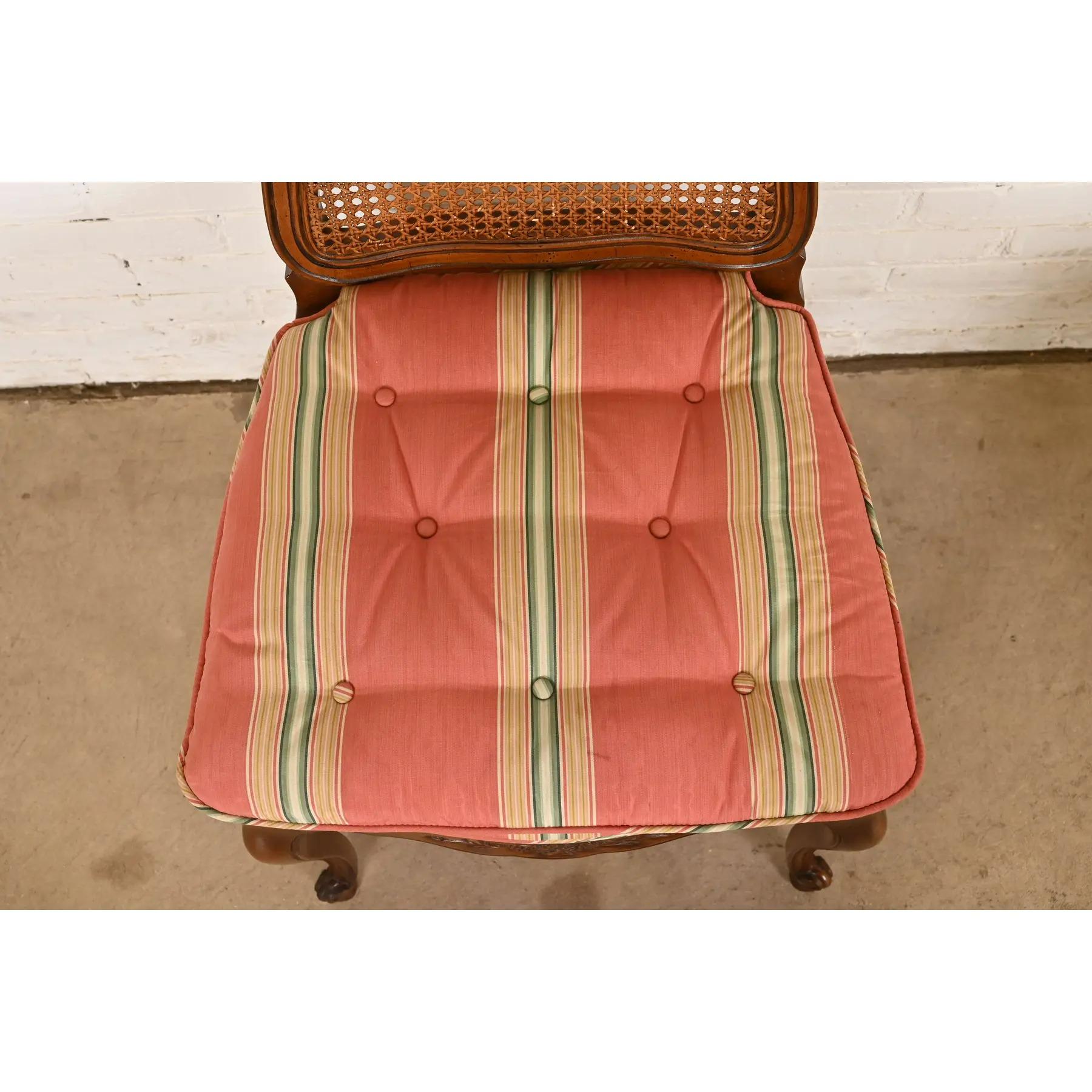 Tissu d'ameublement Kindel Furniture Chaises d'appoint Louis XV en noyer et dossier Cane en vente