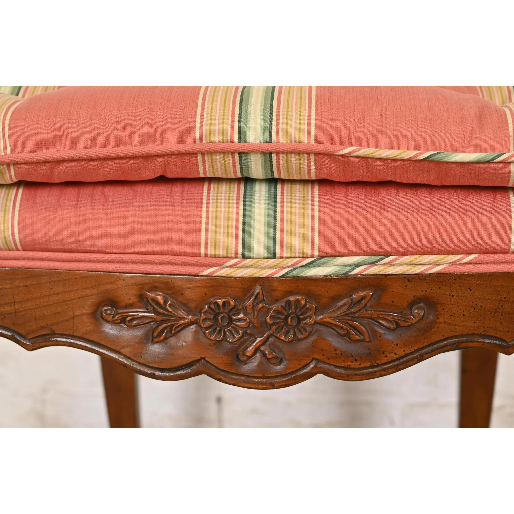 Kindel Furniture Chaises d'appoint Louis XV en noyer et dossier Cane en vente 1
