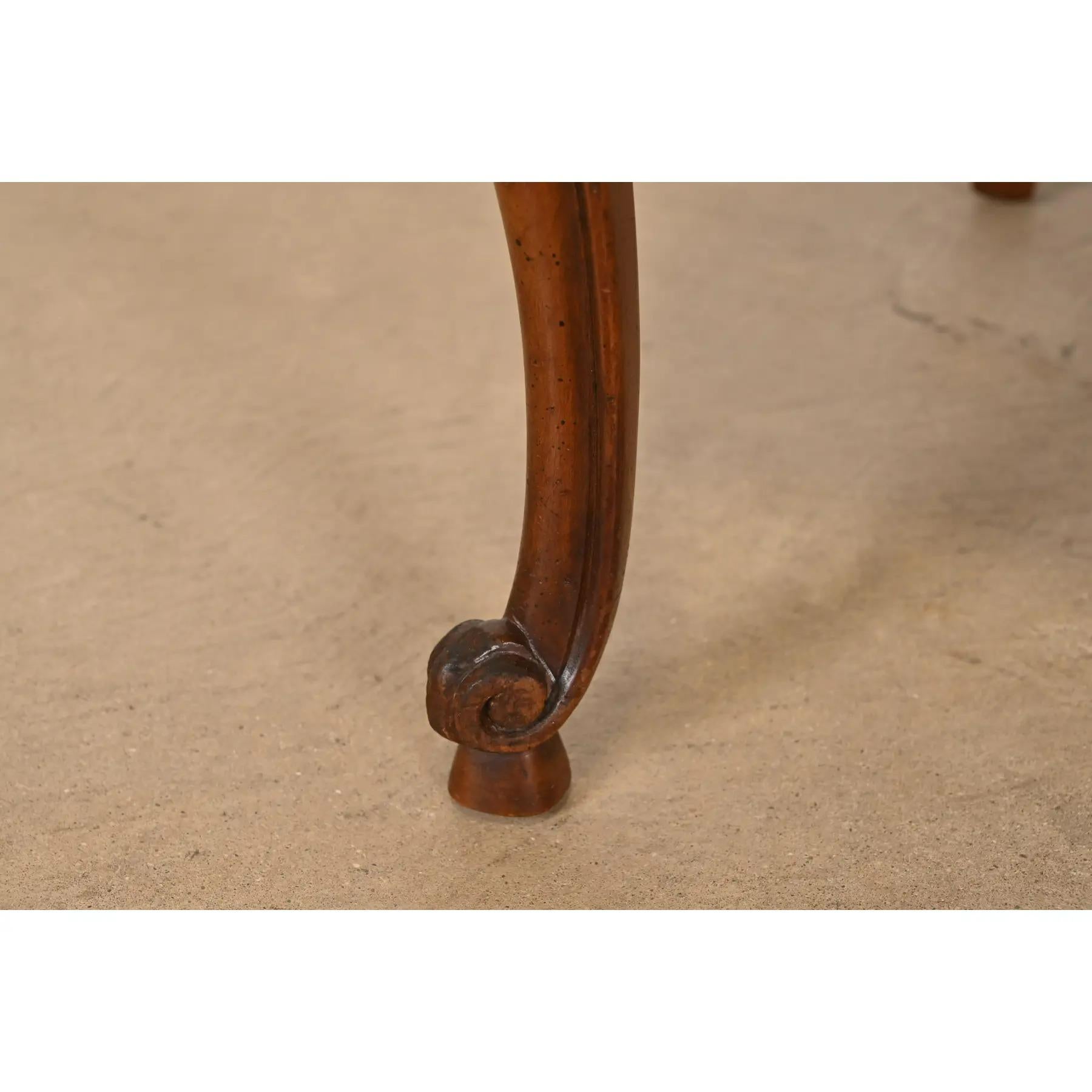 Kindel Furniture Chaises d'appoint Louis XV en noyer et dossier Cane en vente 2