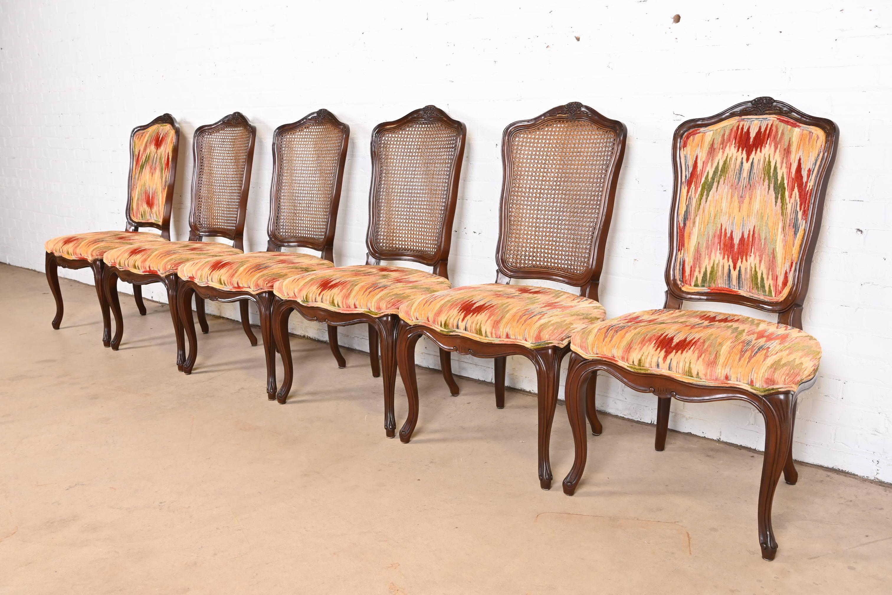 Américain Kindel Furniture Chaises de salle à manger provinciales Louis XV en noyer à dossier canné en vente