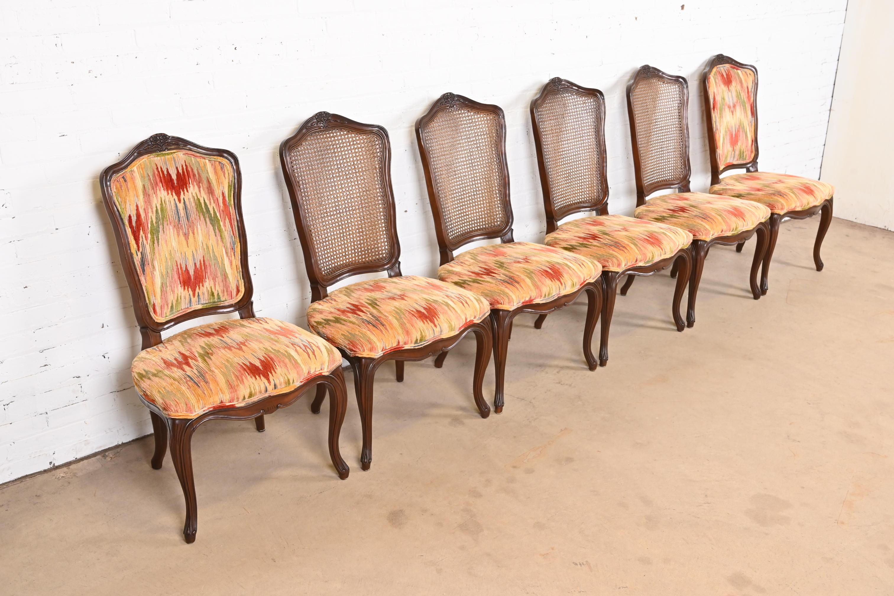Tissu d'ameublement Kindel Furniture Chaises de salle à manger provinciales Louis XV en noyer à dossier canné en vente