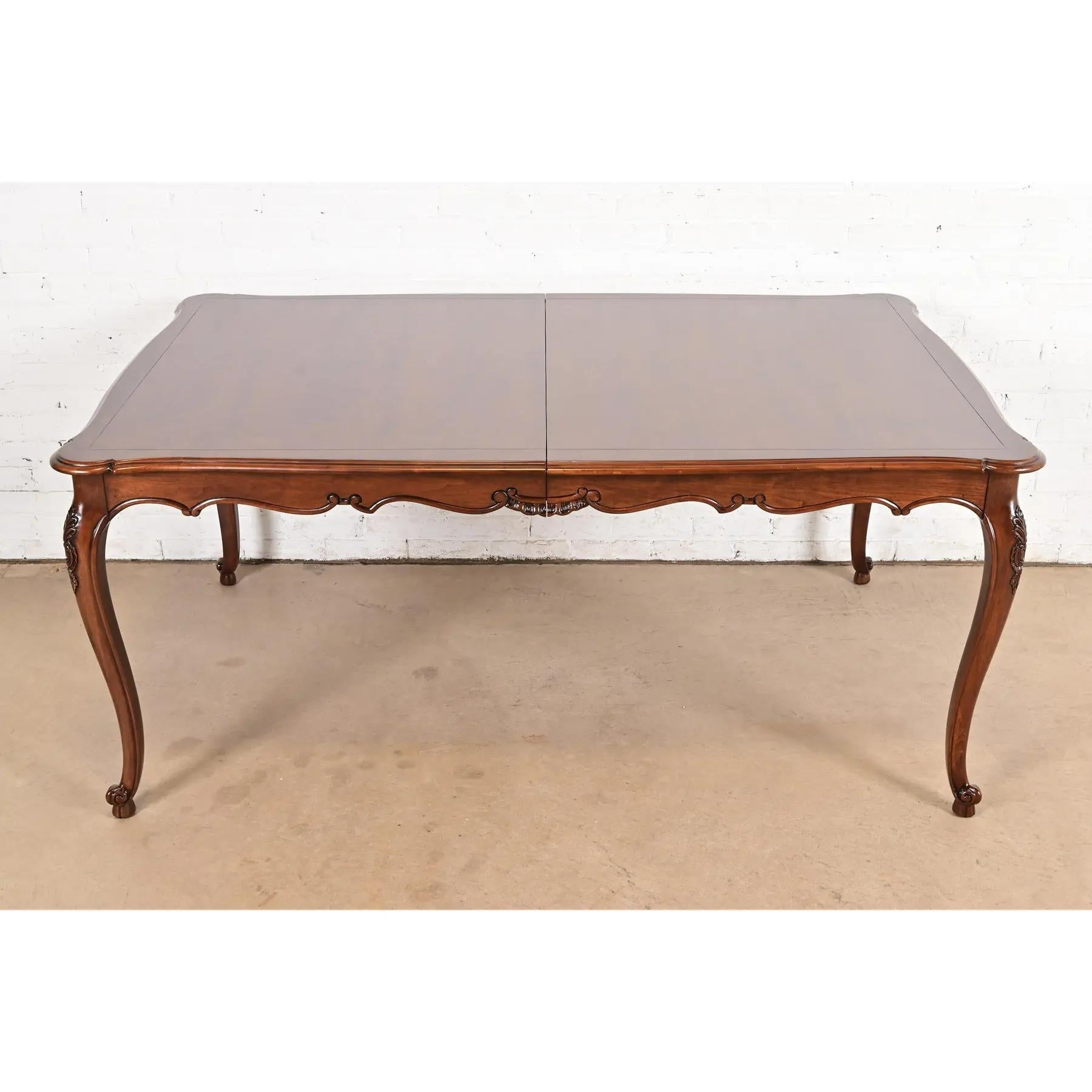 Kindel Furniture French Provincial Louis XV Walnut Dining Table, Refinished en vente 3