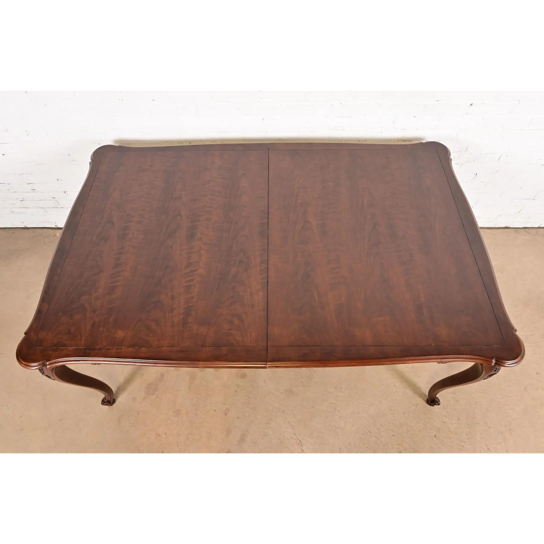 Kindel Furniture French Provincial Louis XV Walnut Dining Table, Refinished en vente 5