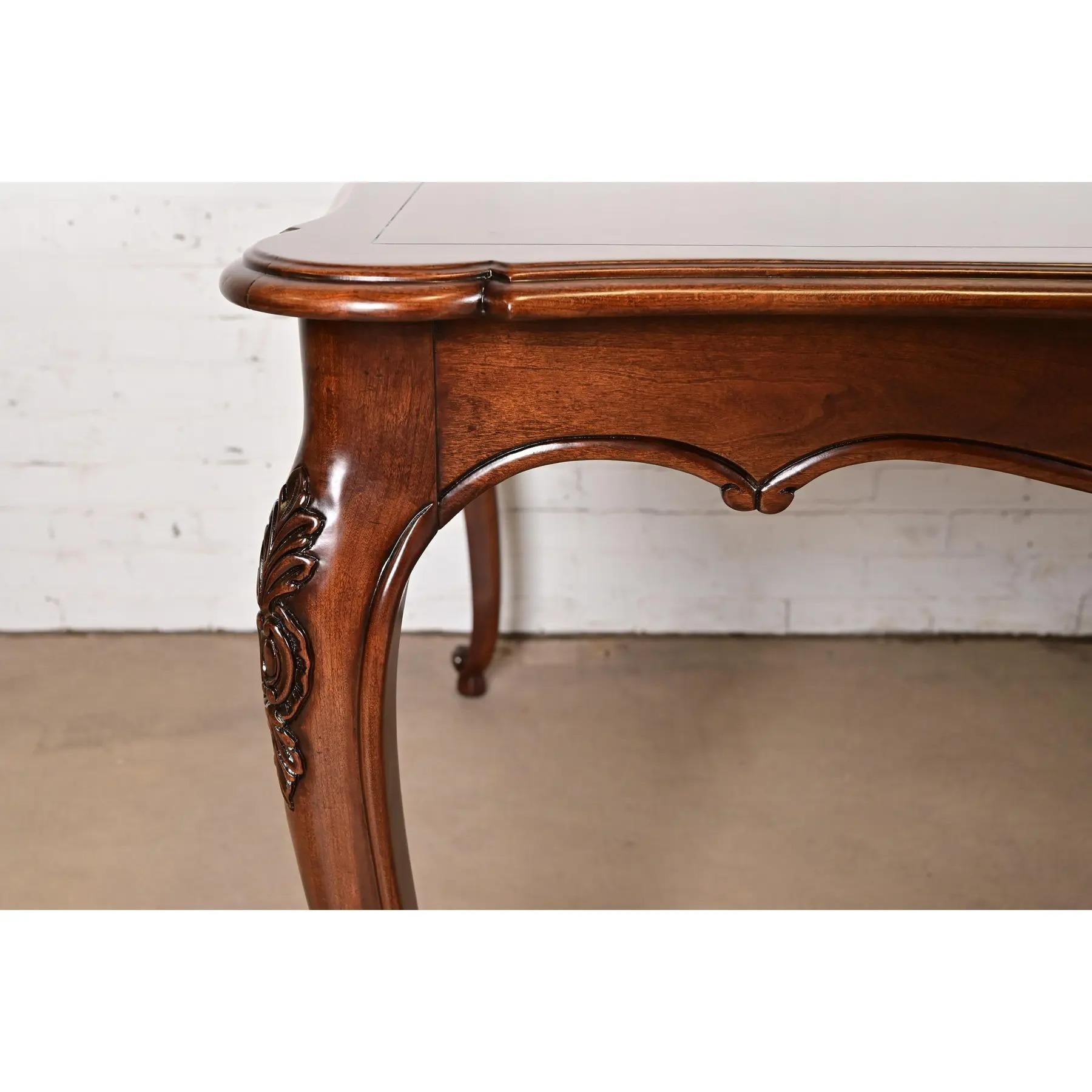Kindel Furniture French Provincial Louis XV Walnut Dining Table, Refinished en vente 6