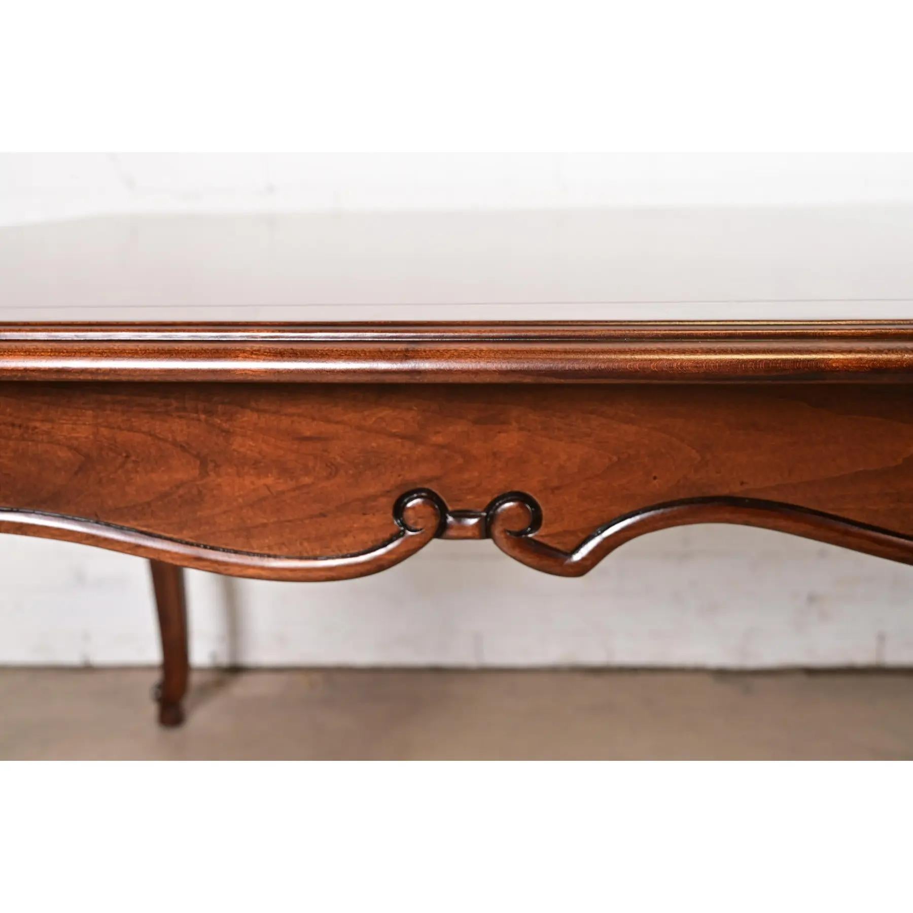 Kindel Furniture French Provincial Louis XV Walnut Dining Table, Refinished en vente 7