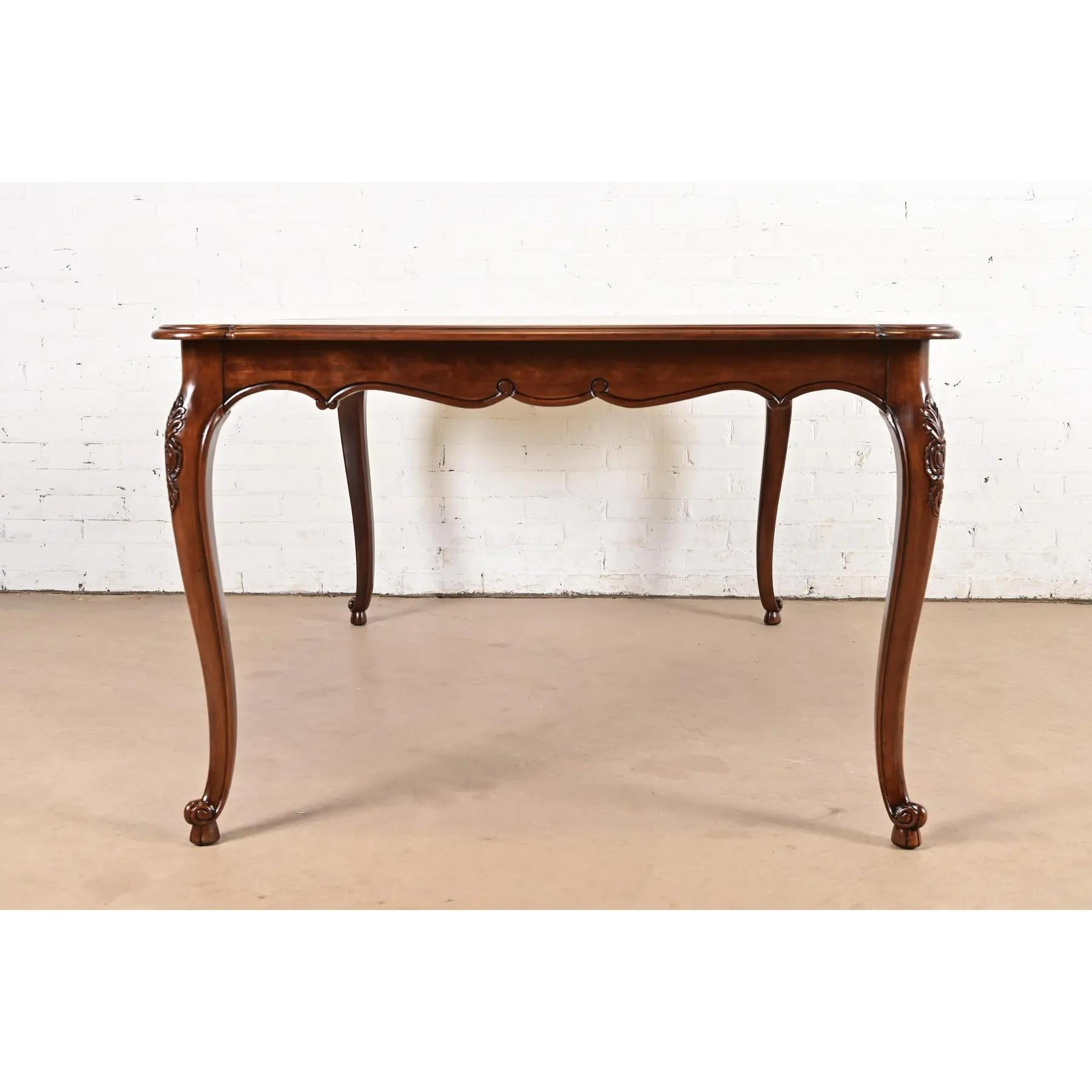 Kindel Furniture French Provincial Louis XV Walnut Dining Table, Refinished en vente 8