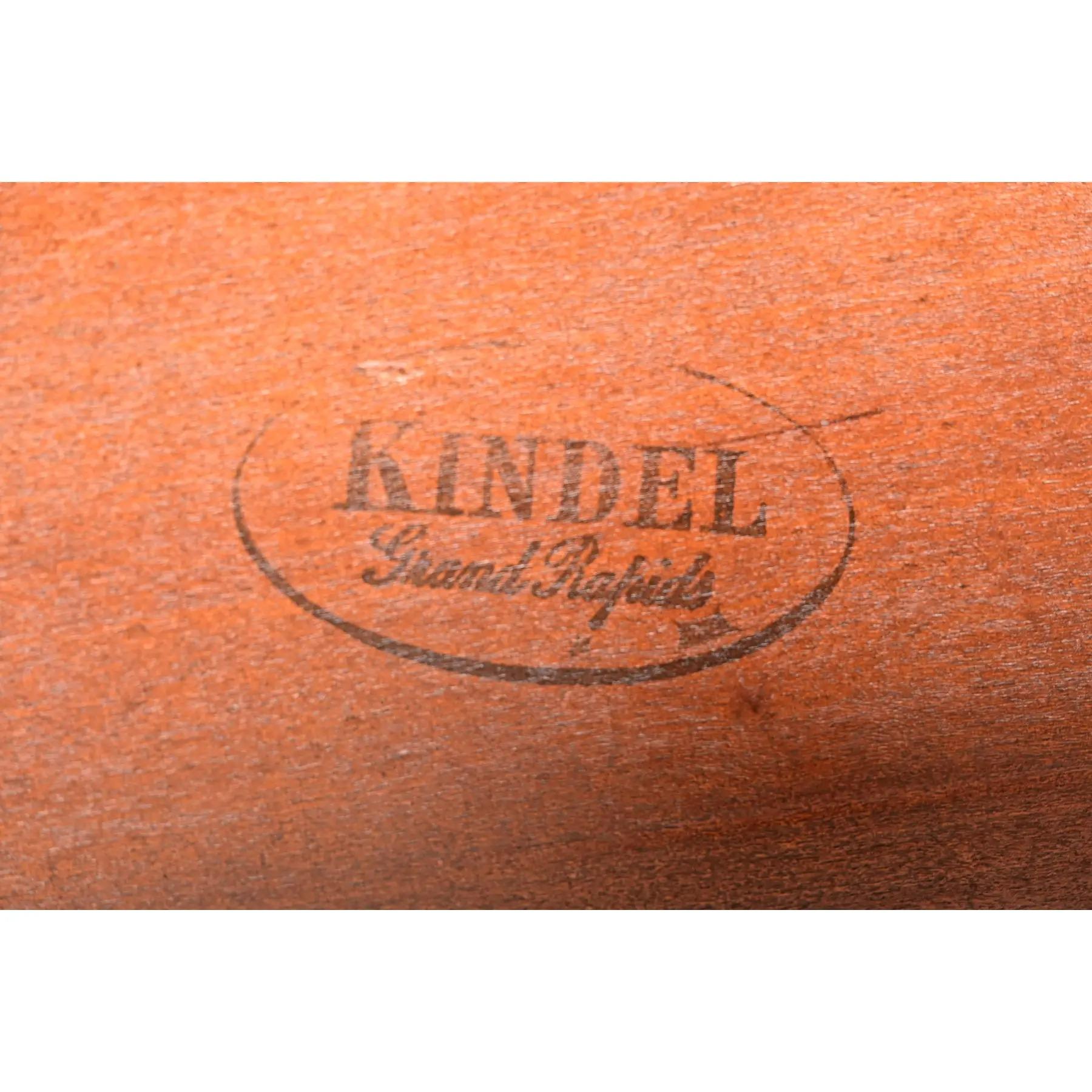 Kindel Furniture French Provincial Louis XV Walnut Dining Table, Refinished en vente 9
