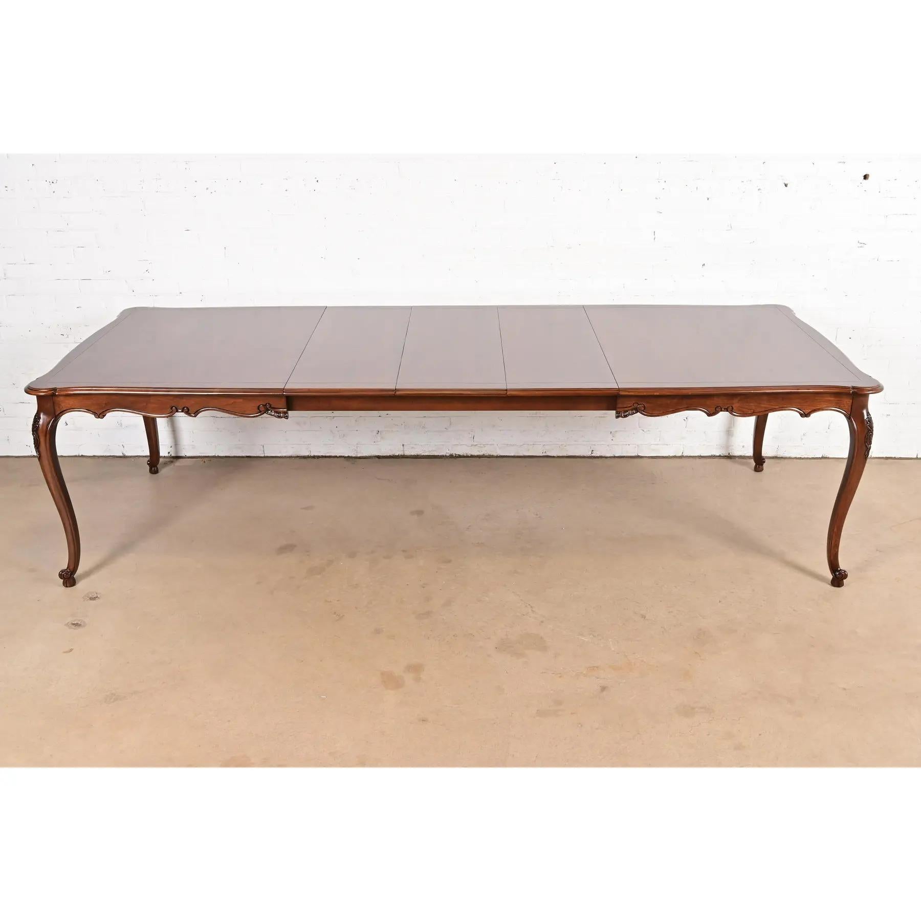 Provincial français Kindel Furniture French Provincial Louis XV Walnut Dining Table, Refinished en vente
