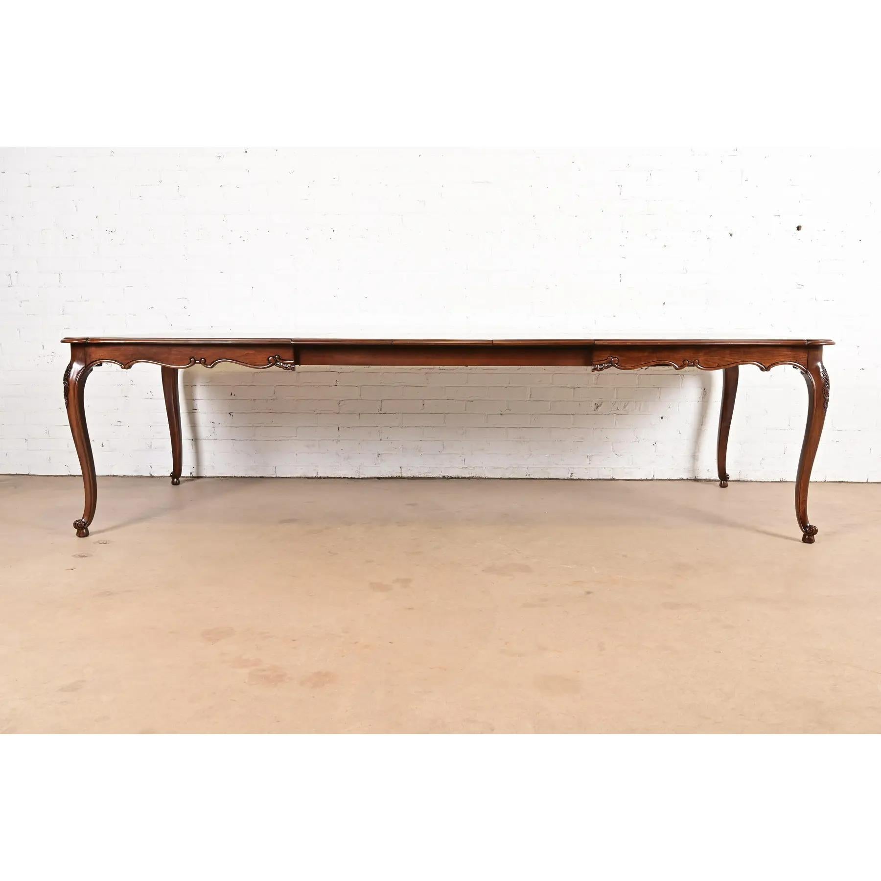 Américain Kindel Furniture French Provincial Louis XV Walnut Dining Table, Refinished en vente