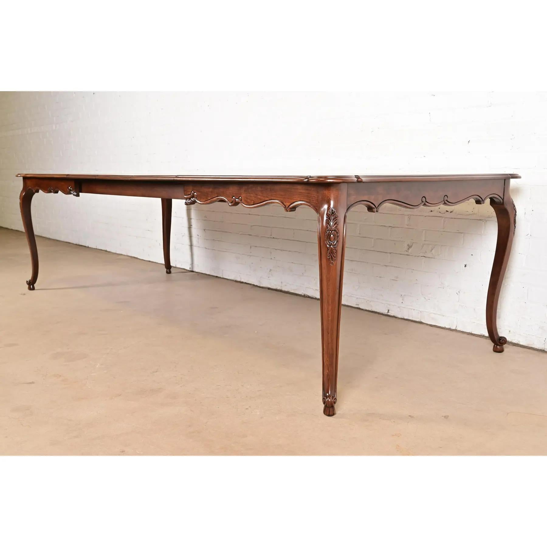 Fin du 20e siècle Kindel Furniture French Provincial Louis XV Walnut Dining Table, Refinished en vente