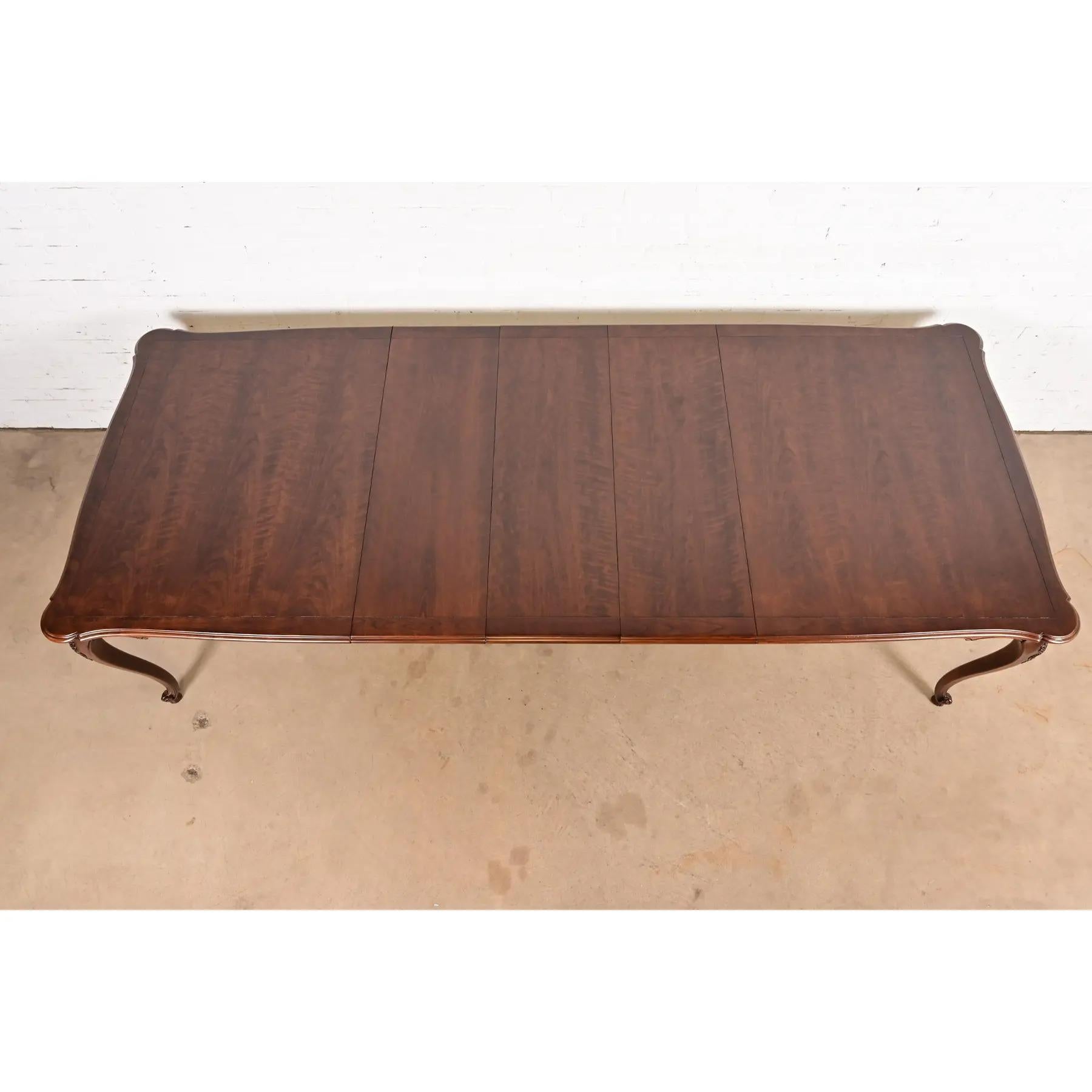 Noyer Kindel Furniture French Provincial Louis XV Walnut Dining Table, Refinished en vente