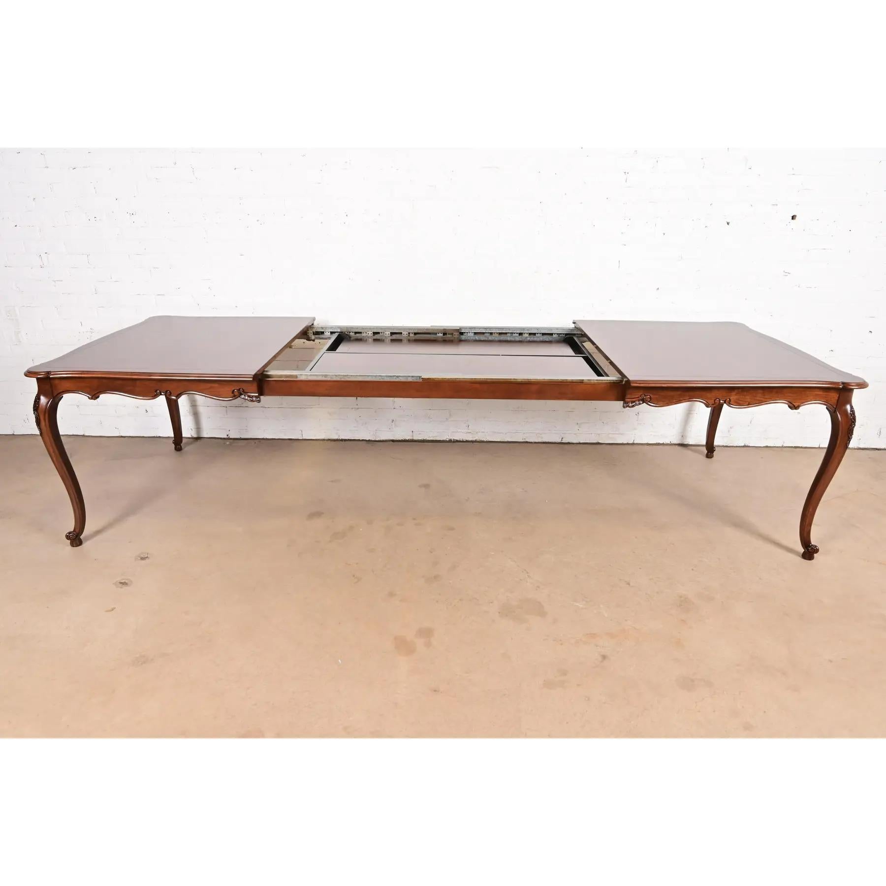 Kindel Furniture French Provincial Louis XV Walnut Dining Table, Refinished en vente 1