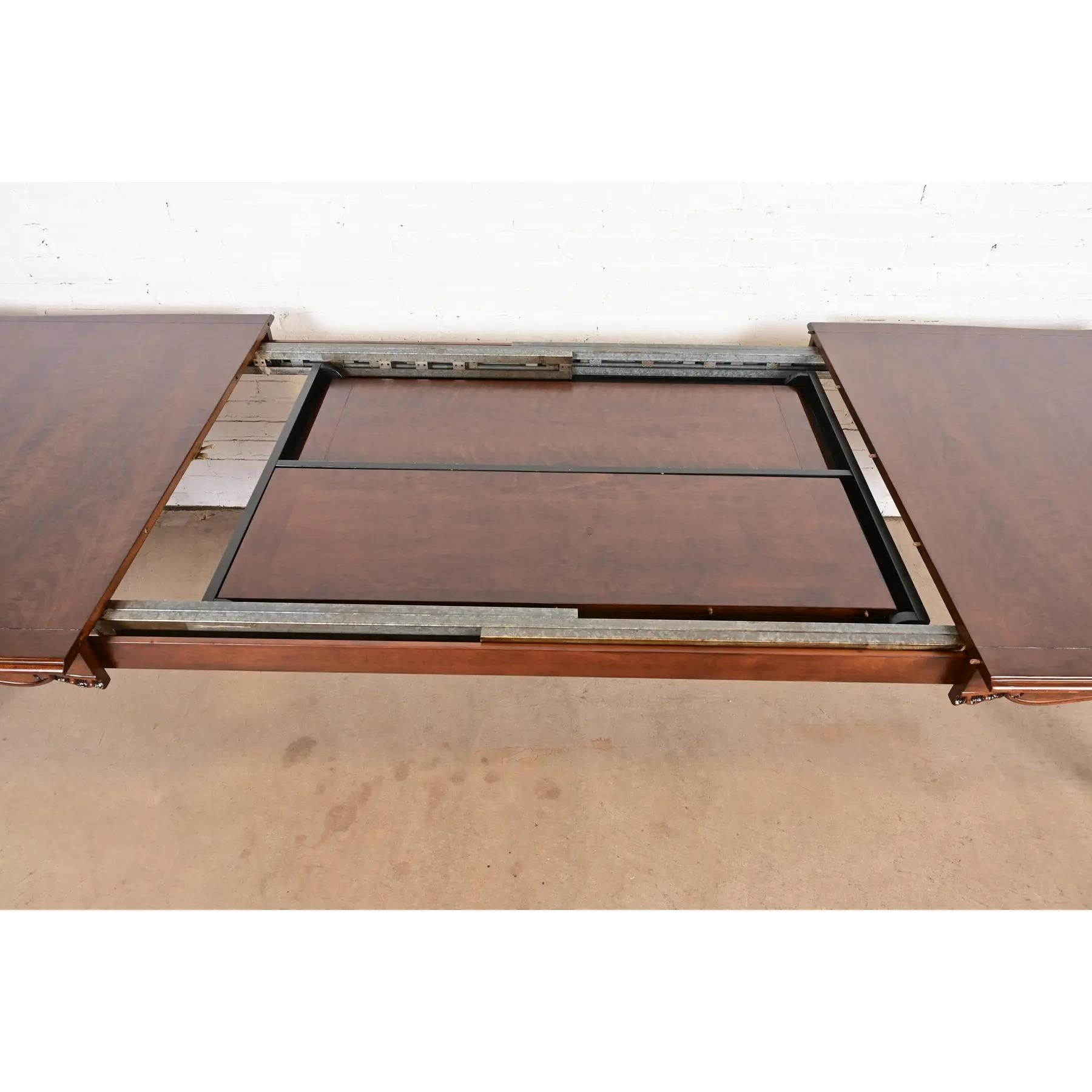Kindel Furniture French Provincial Louis XV Walnut Dining Table, Refinished en vente 2