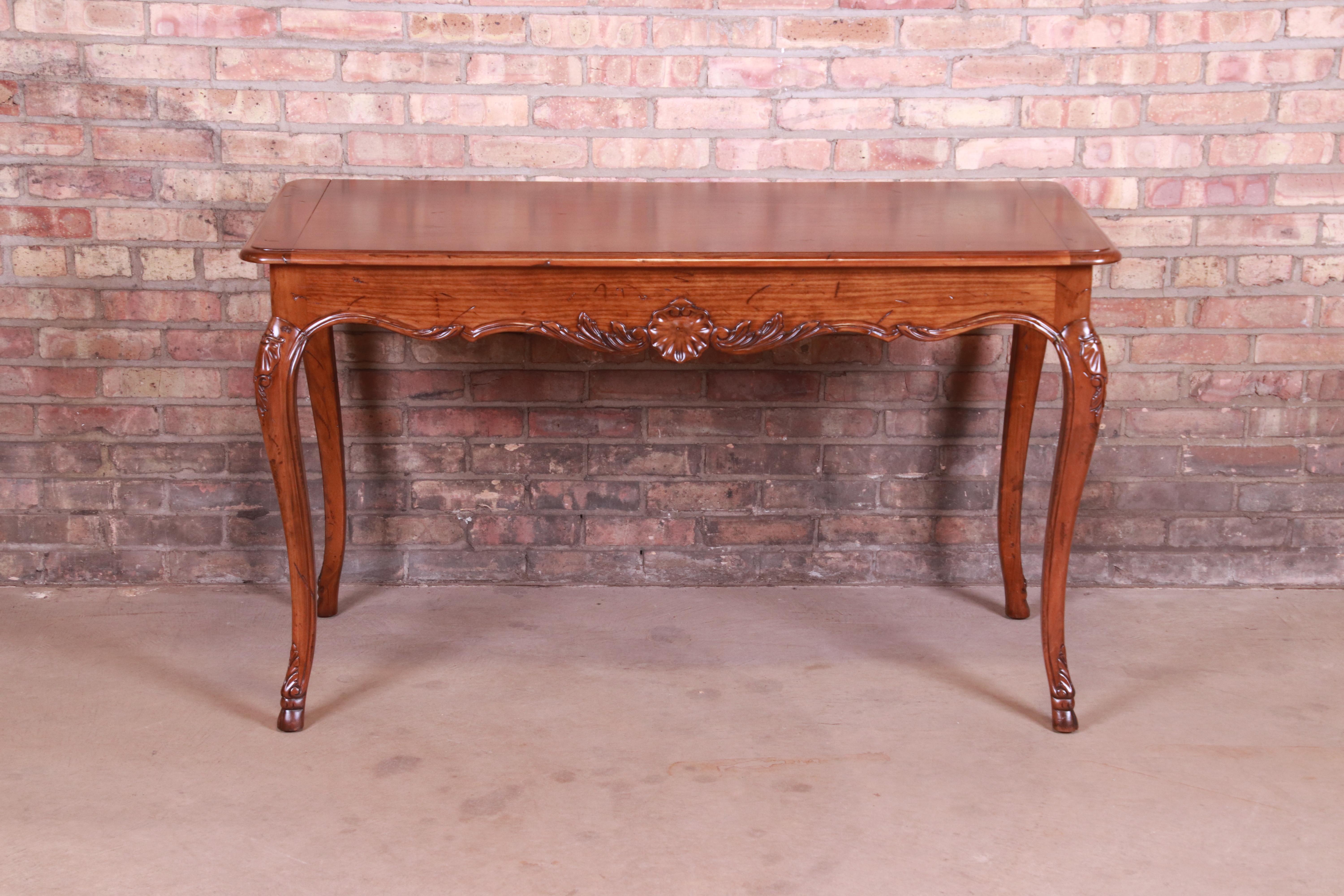 An exceptional French Provincial Louis XV style carved walnut writing desk or console table

By Kindel Furniture,

USA, circa 1980s

Measures: 52
