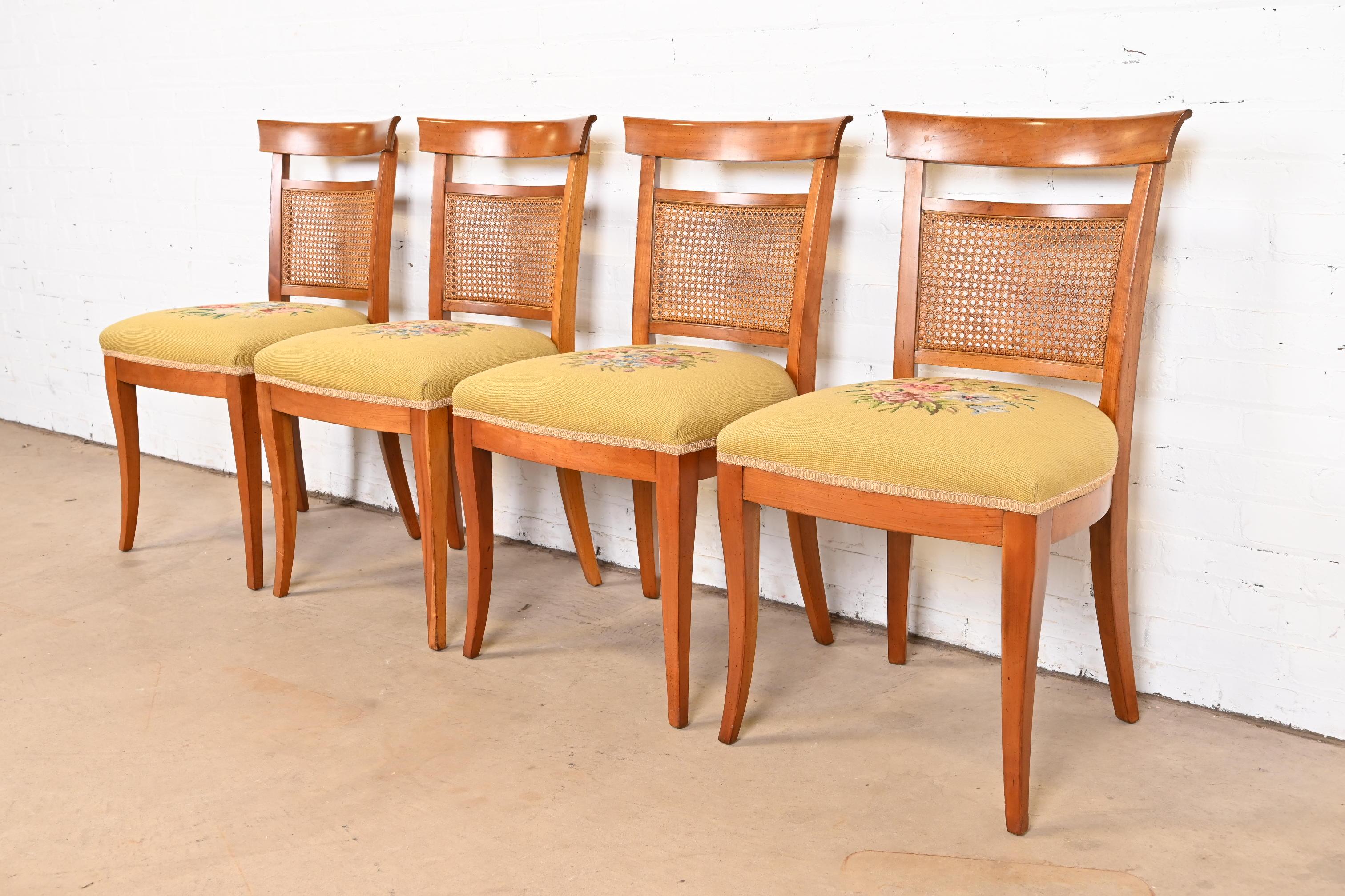 Américain Kindel Furniture Chaises de salle à manger en bois de cerisier et cannage de style Régence française, ensemble de quatre en vente