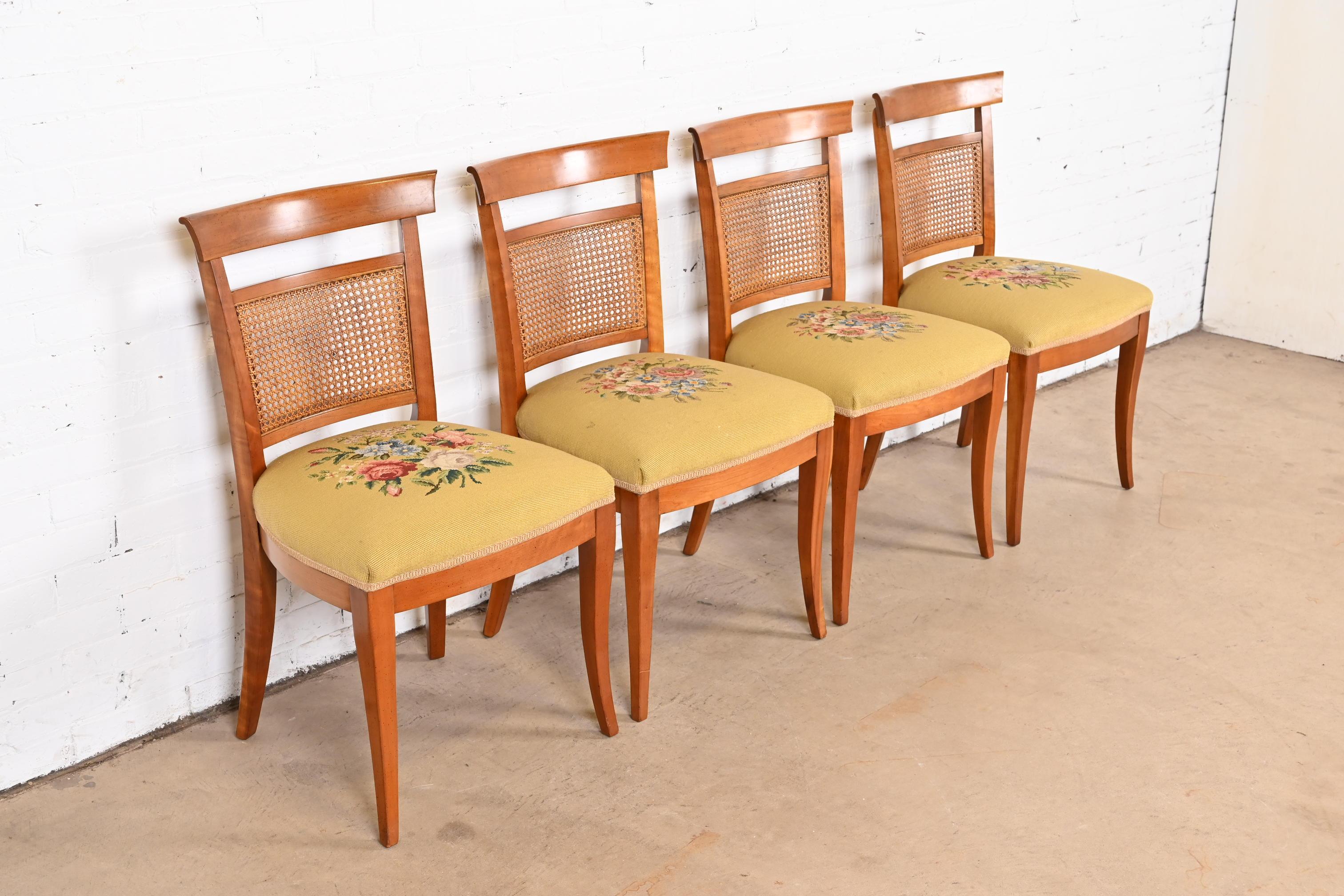 Kindel Furniture Französische Regency Kirschbaumholz- und Schilfrohr-Esszimmerstühle, Vierer-Set (Mitte des 20. Jahrhunderts) im Angebot