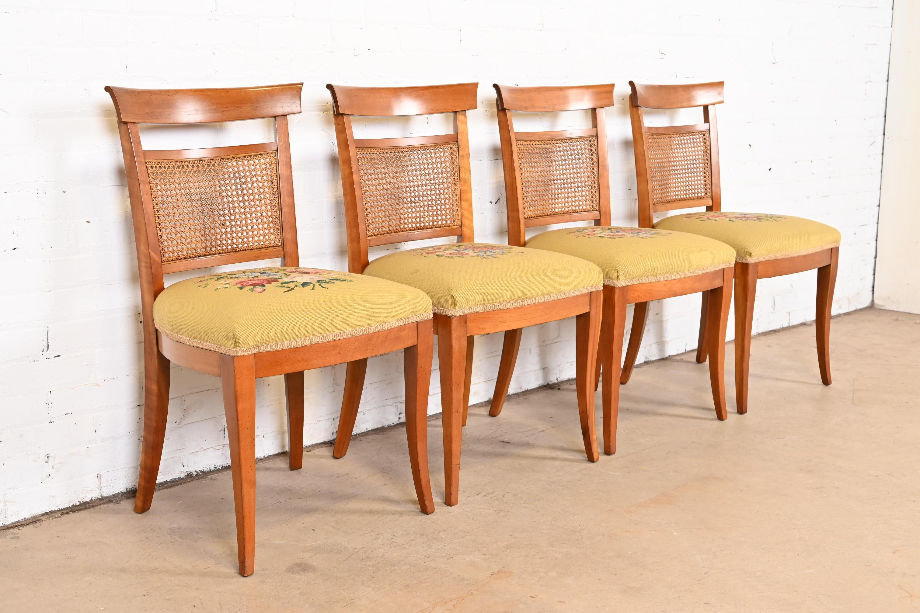 Milieu du XXe siècle Kindel Furniture Chaises de salle à manger en bois de cerisier et cannage de style Régence française, ensemble de quatre en vente