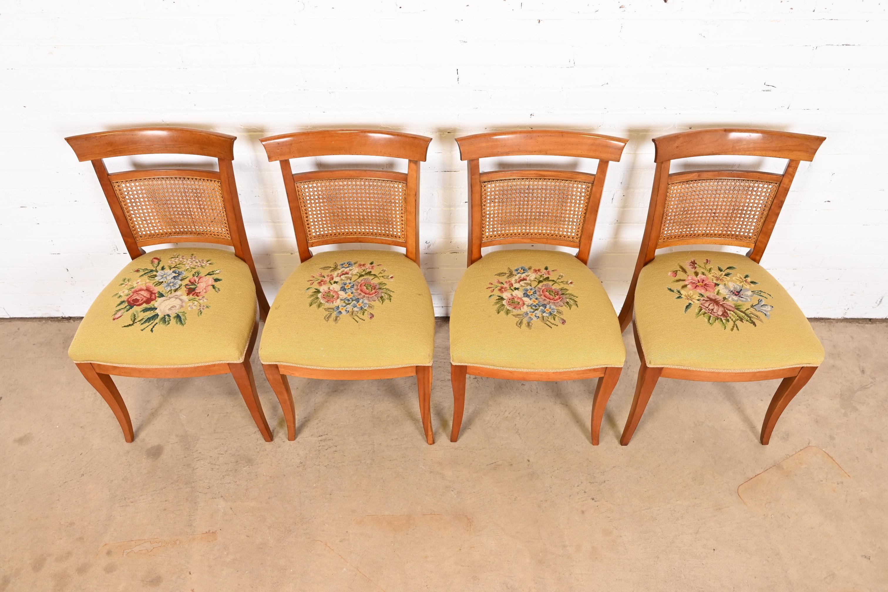 Tissu d'ameublement Kindel Furniture Chaises de salle à manger en bois de cerisier et cannage de style Régence française, ensemble de quatre en vente