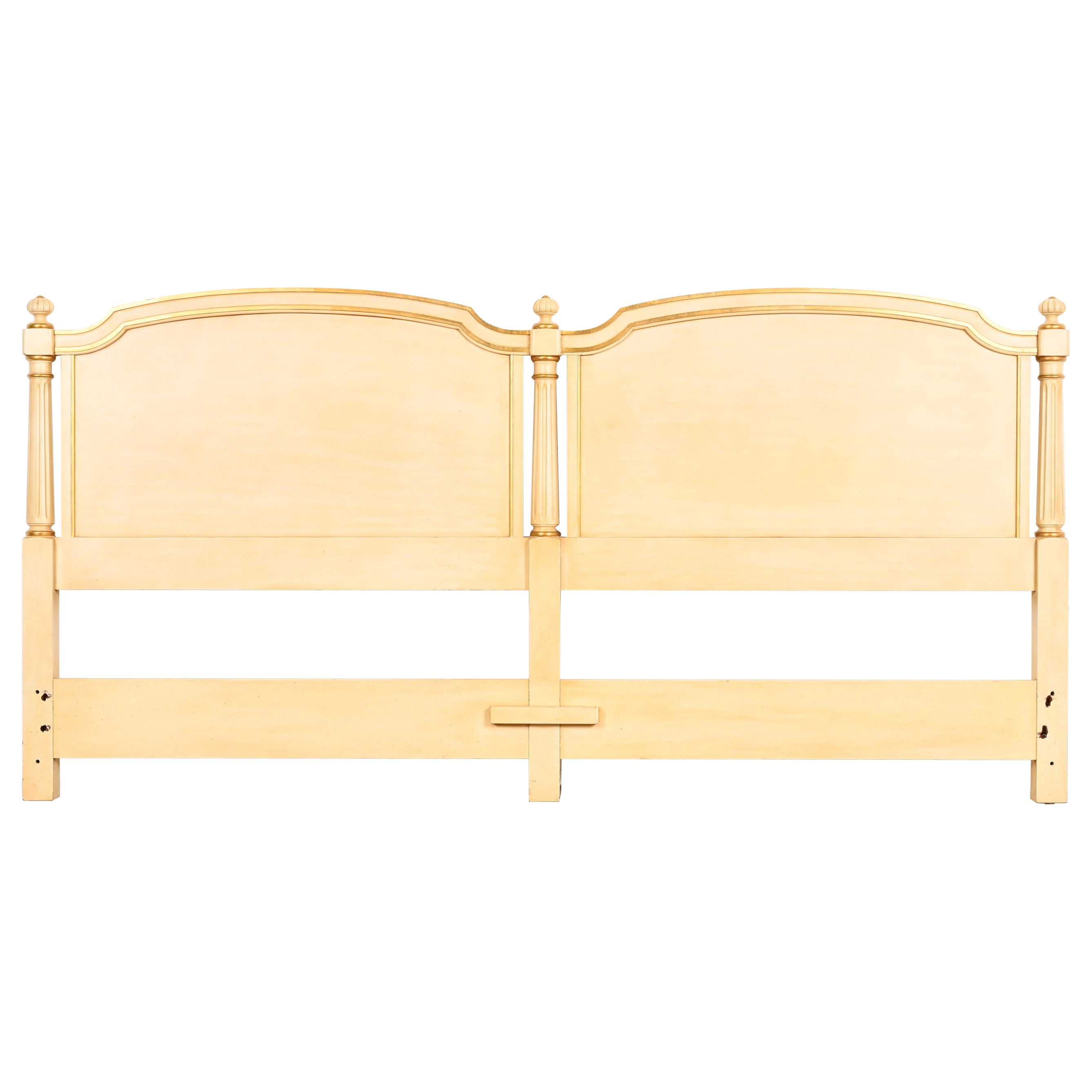 Tête de lit King Size de style Régence française Kindel Furniture laquée crème et dorée à la feuille
