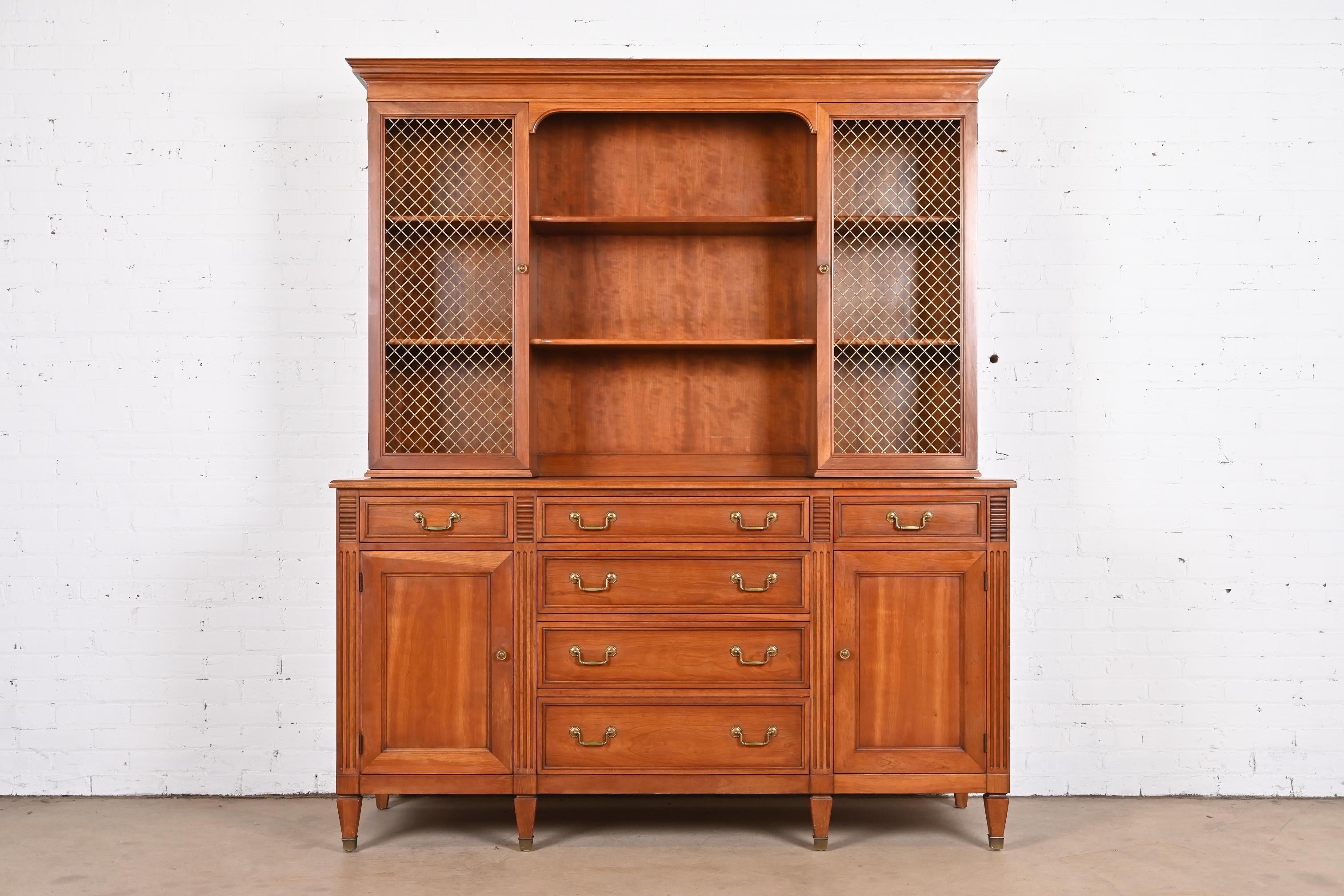 A gorgeous mid-century French Regency style sideboard credenza with display cabinet or bookcase hutch

By Kindel Furniture

USA, Circa 1960s

Carved fruitwood, with original brass hardware.

Measures: 66