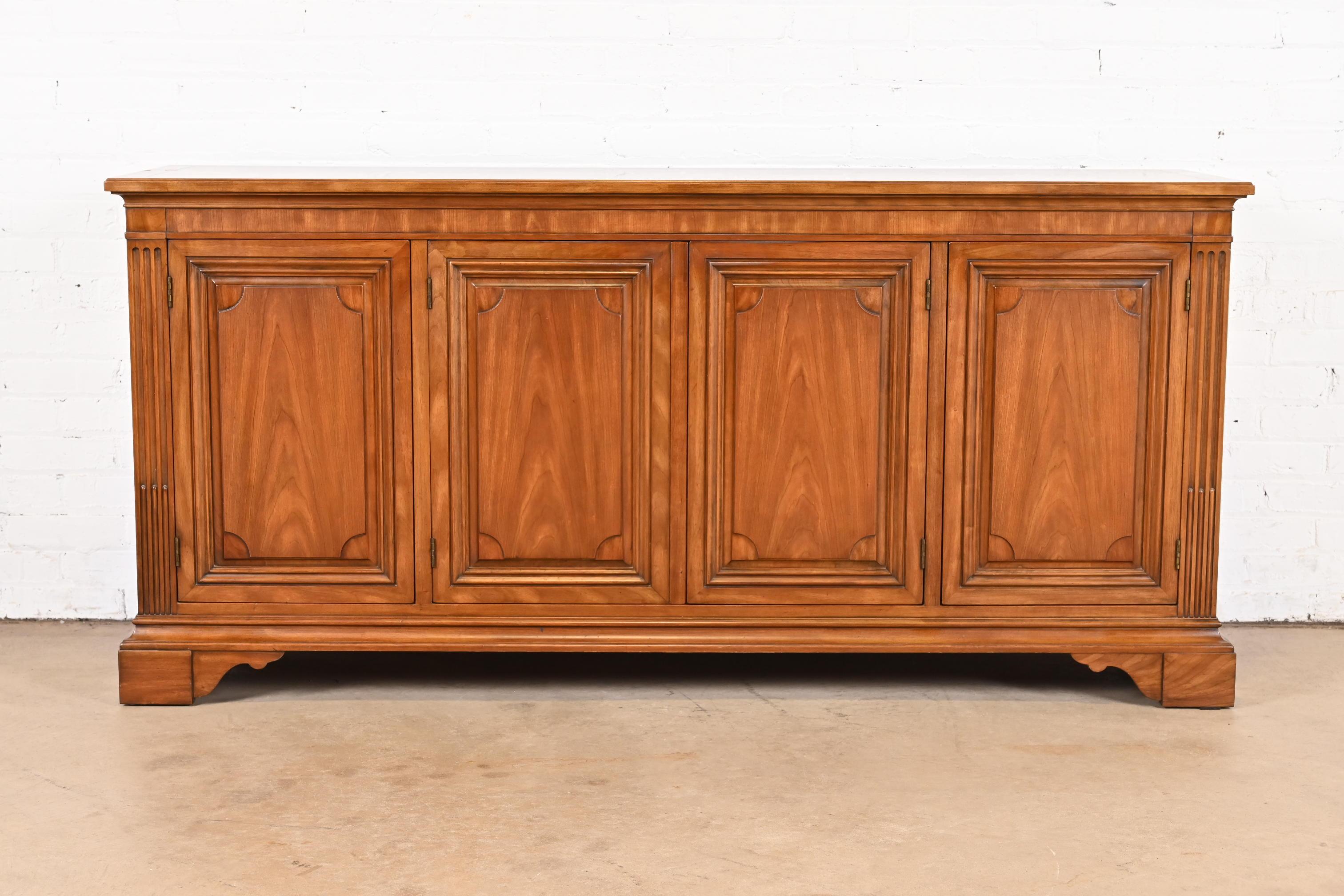 A gorgeous French Regency Louis Philippe style cherry wood sideboard, credenza, or bar cabinet

By Kindel Furniture

USA, Circa 1960s

Measures: 68