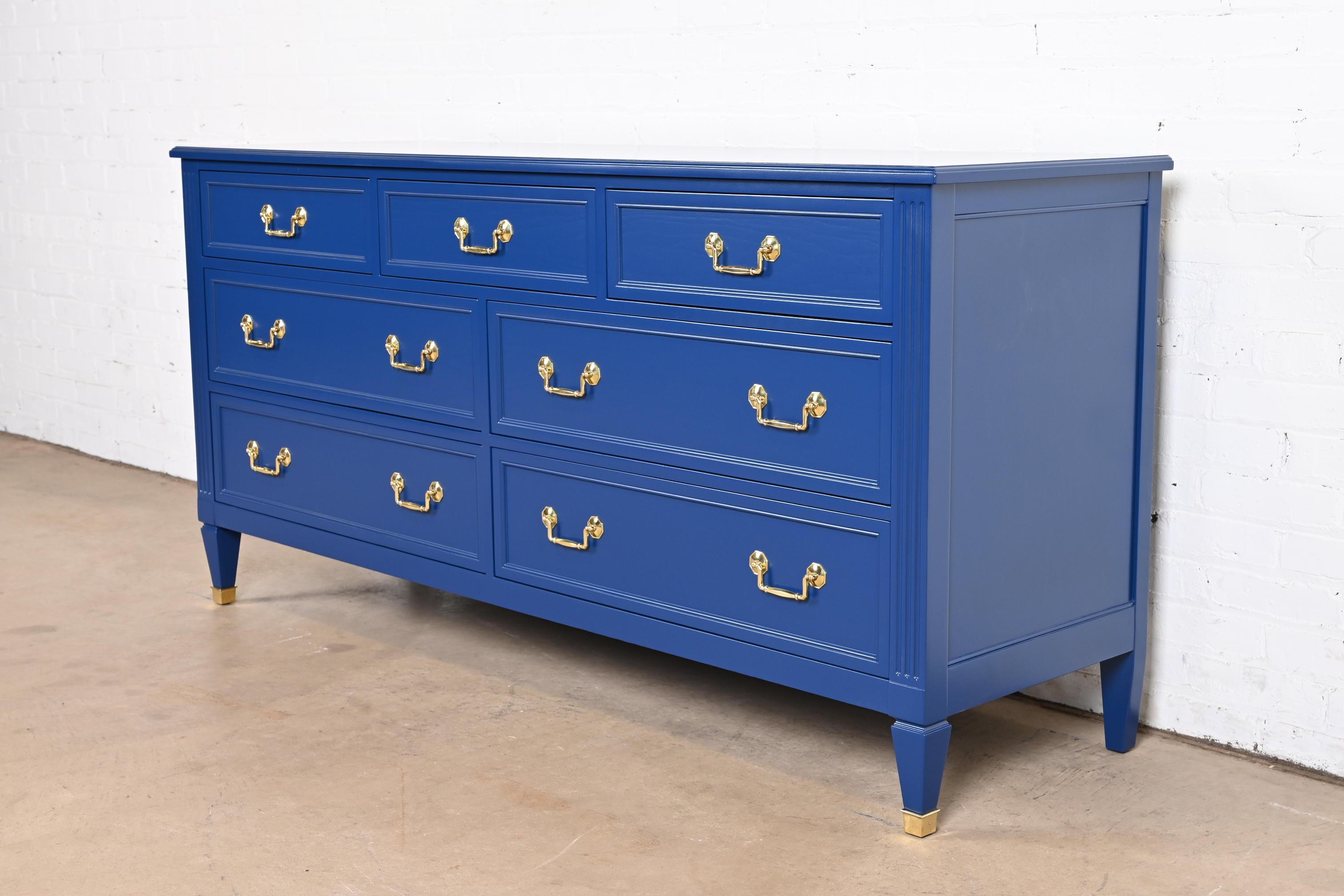Kindel Furniture Französische Regency Louis XVI Blau lackierte Kommode, neu lackiert (amerikanisch) im Angebot