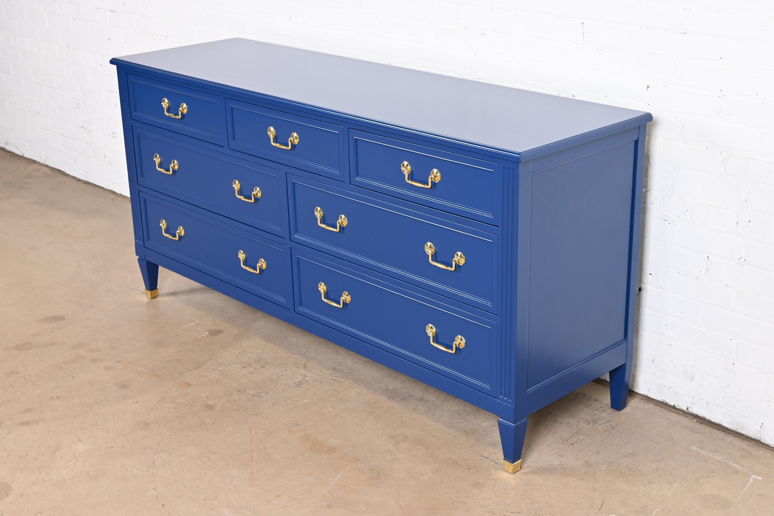 Milieu du XXe siècle Kindel Furniture French Regency Louis XVI laqué bleu, reverni en vente