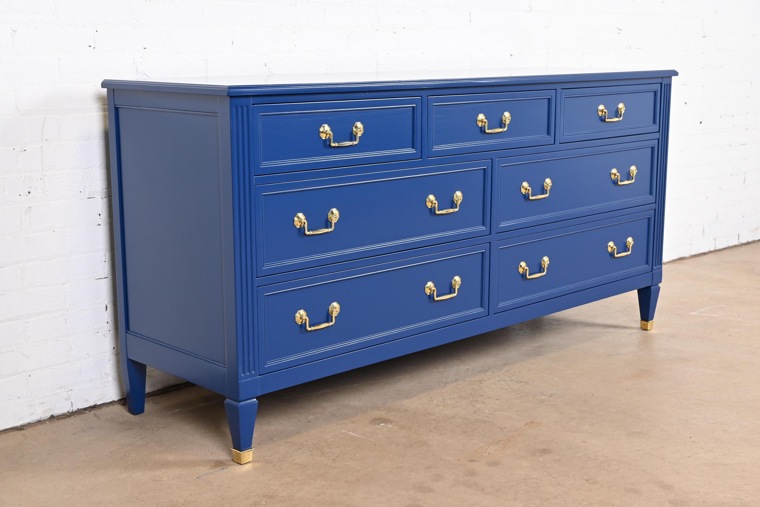 Laiton Kindel Furniture French Regency Louis XVI laqué bleu, reverni en vente