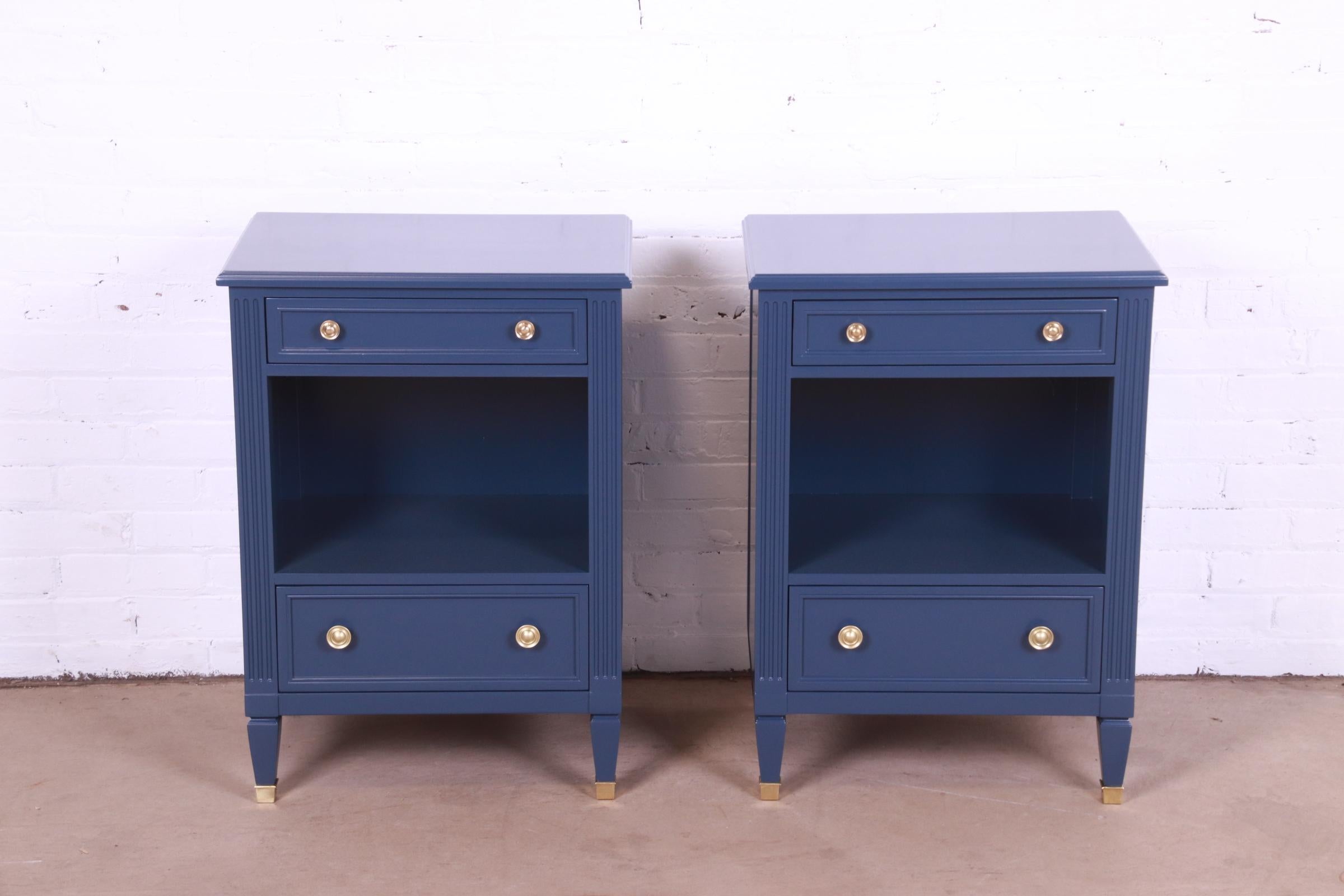 A gorgeous pair of mid-century French Regency Louis XVI style nightstands

By Kindel Furniture.

USA, Circa 1960s.

Solid cherry wood in Sherwin Williams 