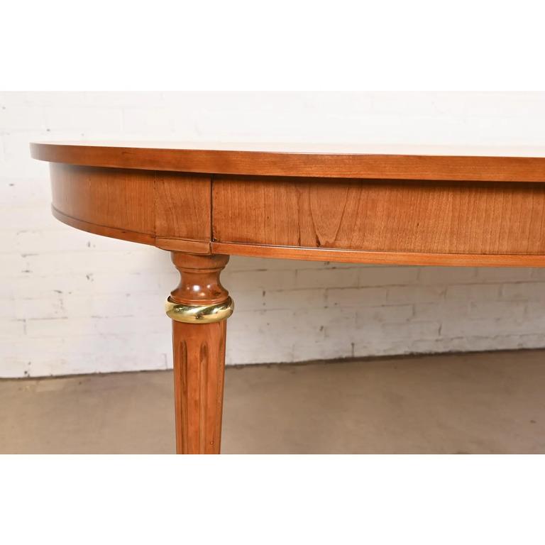 Kindel Furniture table de salle à manger Régence française en cerisier de style Louis XVI, revernie en vente 5