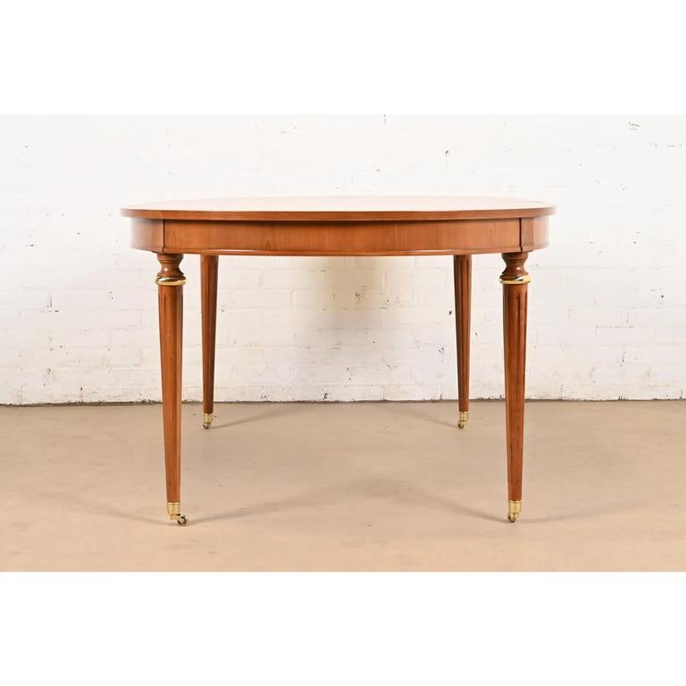Kindel Furniture table de salle à manger Régence française en cerisier de style Louis XVI, revernie en vente 6