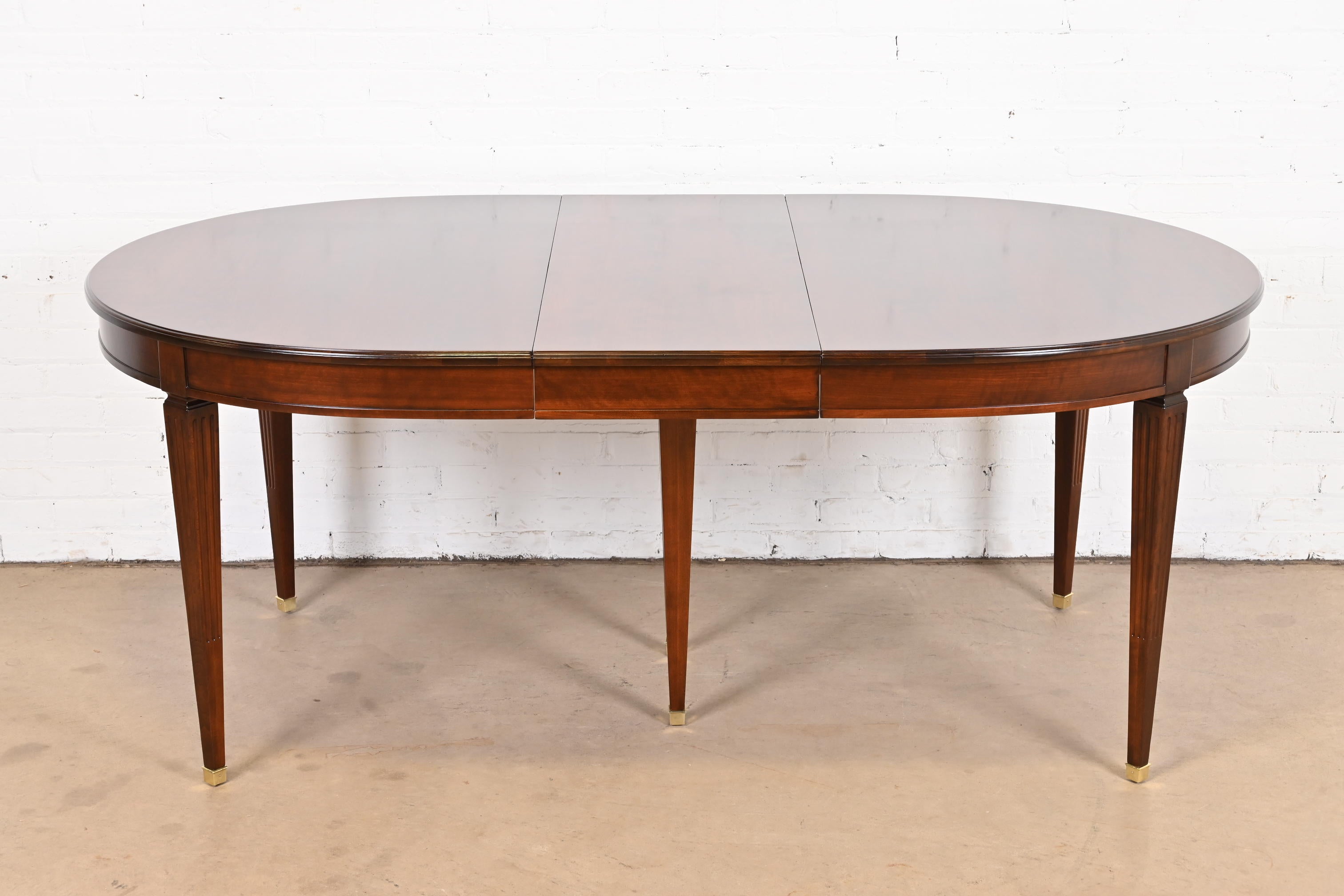 An exceptional French Regency Louis XVI style extension dining table

By Kindel Furniture

USA, Circa 1980s

Gorgeous carved cherry wood, with brass-capped feet.

Measures: 58