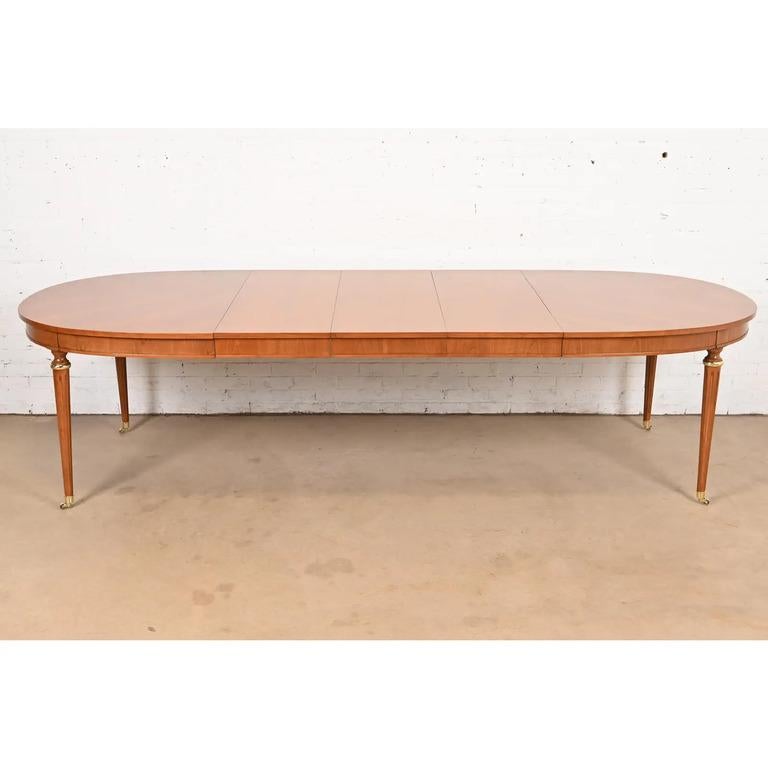 Américain Kindel Furniture table de salle à manger Régence française en cerisier de style Louis XVI, revernie en vente