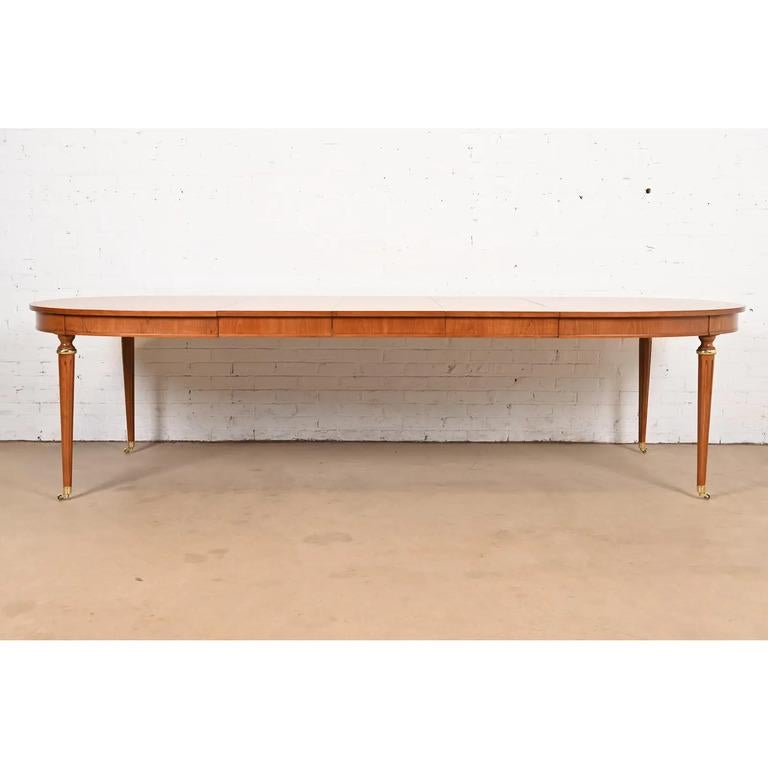 Kindel Furniture table de salle à manger Régence française en cerisier de style Louis XVI, revernie Bon état - En vente à South Bend, IN