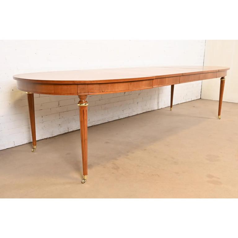 Milieu du XXe siècle Kindel Furniture table de salle à manger Régence française en cerisier de style Louis XVI, revernie en vente